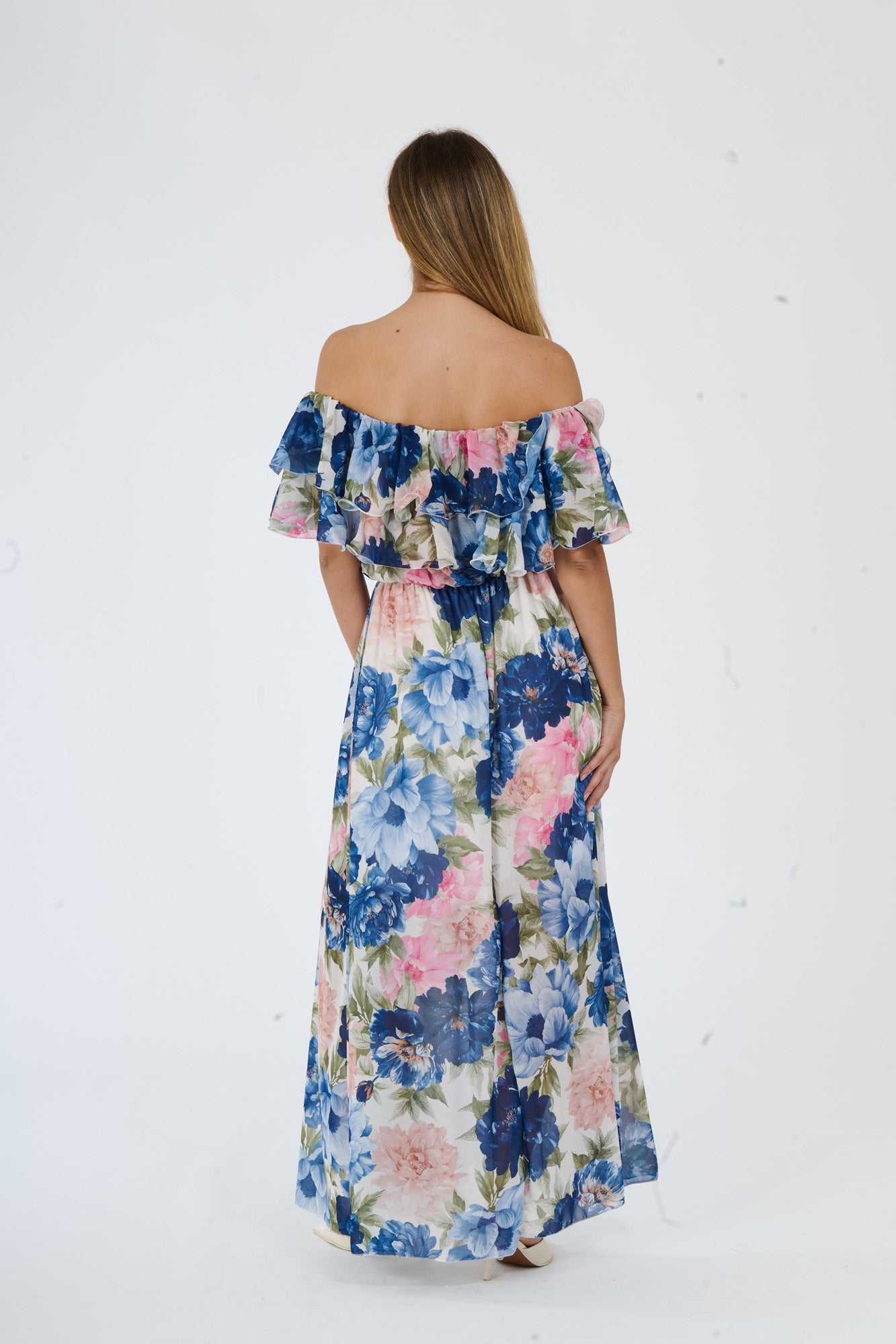 Abito “Ortensia” – Vestito Lungo a Fiori con Spalle Scoperte e Volant Romantici