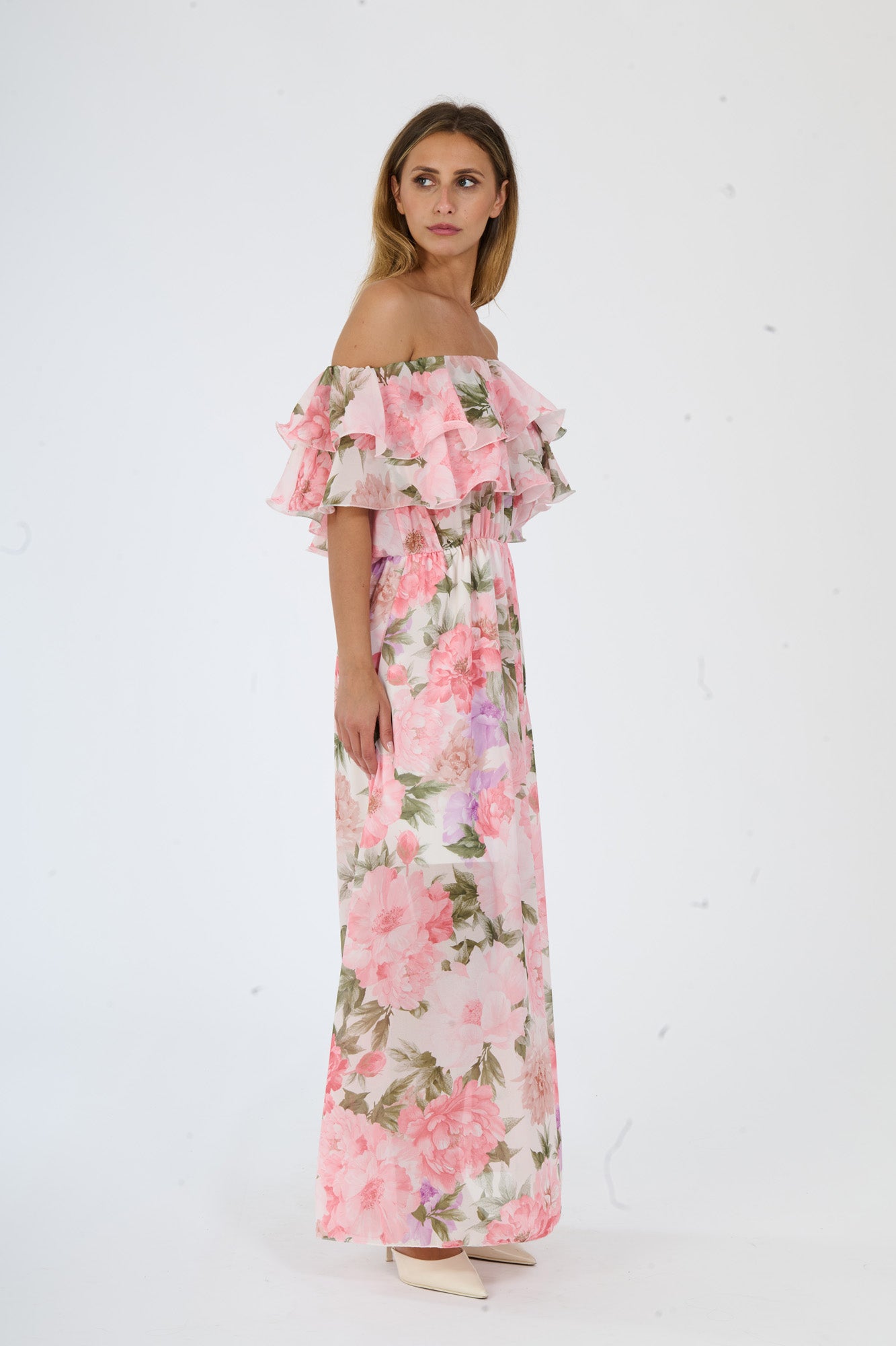 Abito “Ortensia” – Vestito Lungo a Fiori con Spalle Scoperte e Volant Romantici