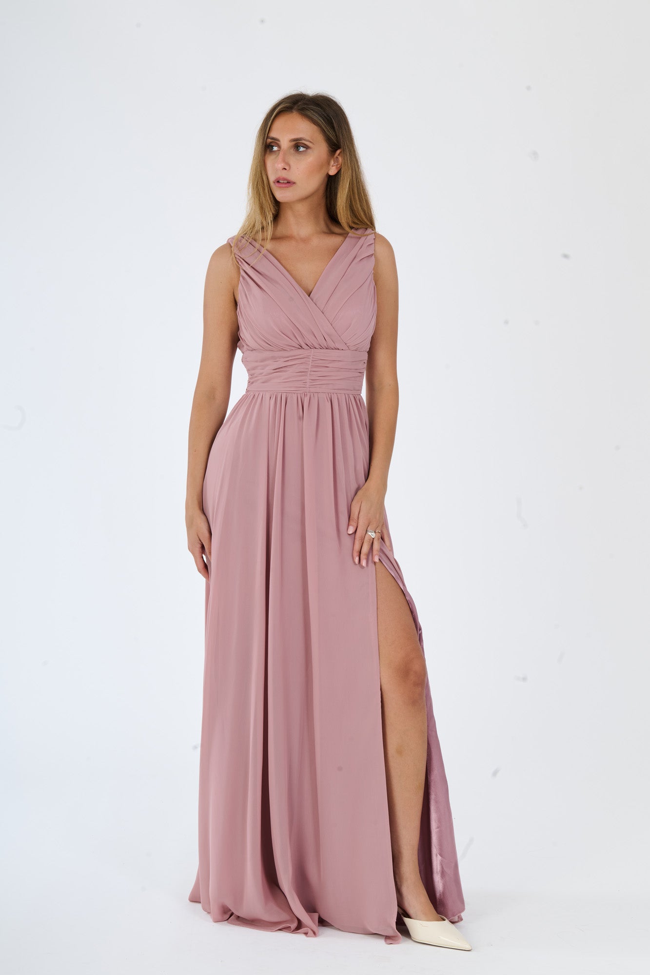 Donna con abito lungo Rosa Antico, scollatura a V, spalline nude e slit laterale