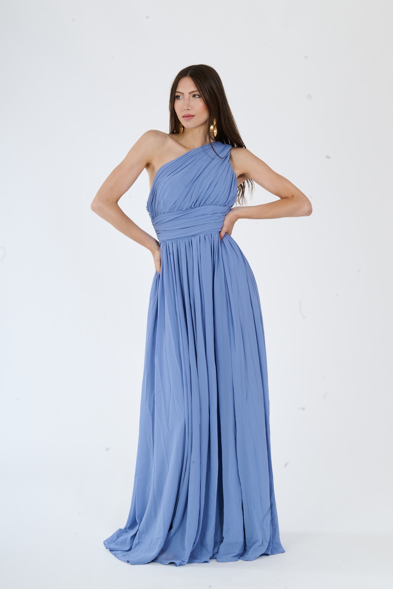 Donna con abito lungo Lavanda, spalla unica, fascia vita cinching e gonna fluida