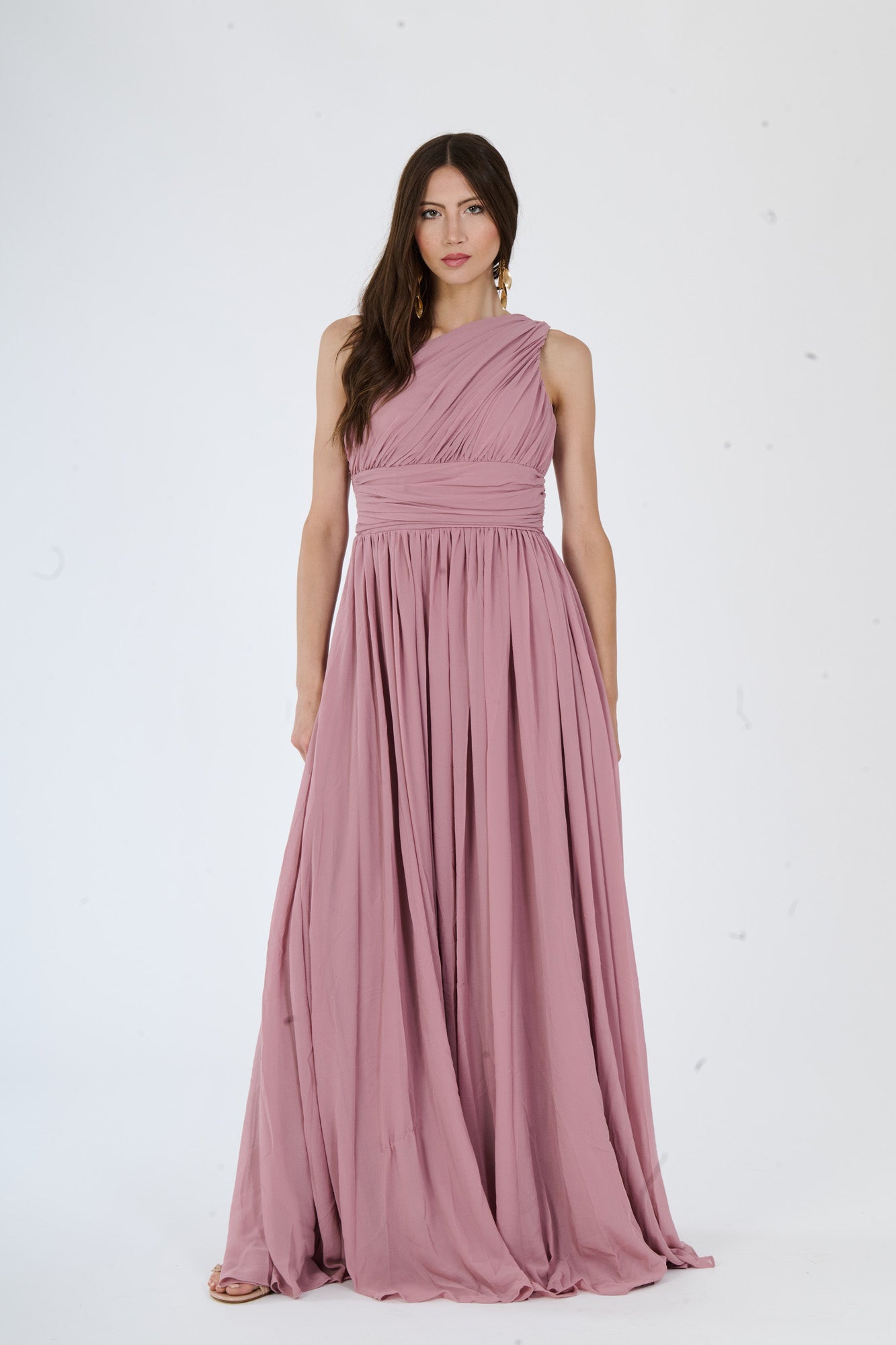 Donna con abito lungo Rosa Antico, spalla unica, fascia vita cinching e gonna fluida
