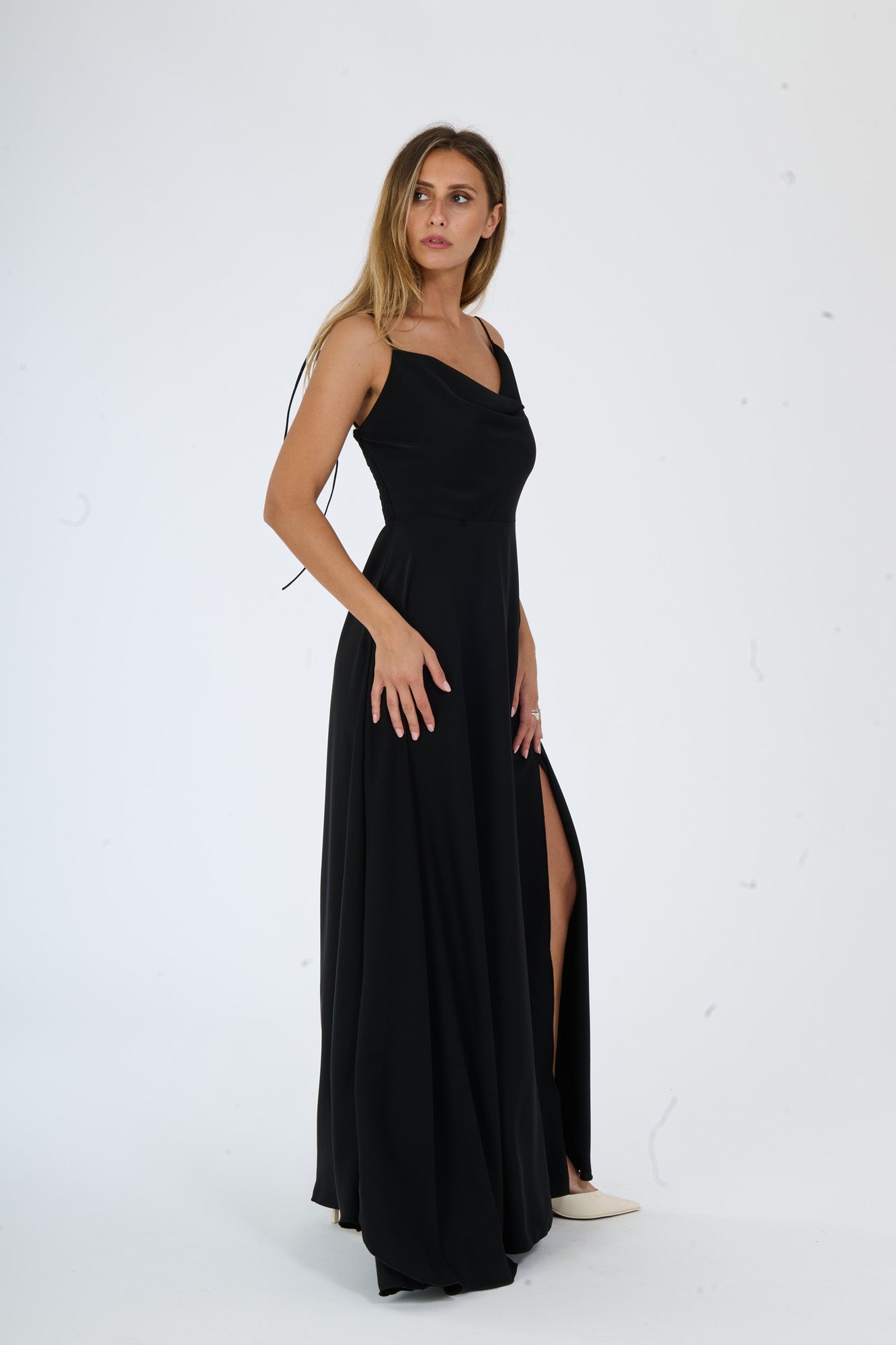 Abito “Isadora” – Vestito Lungo in Poliestere con Spacco e Spalline Annodate