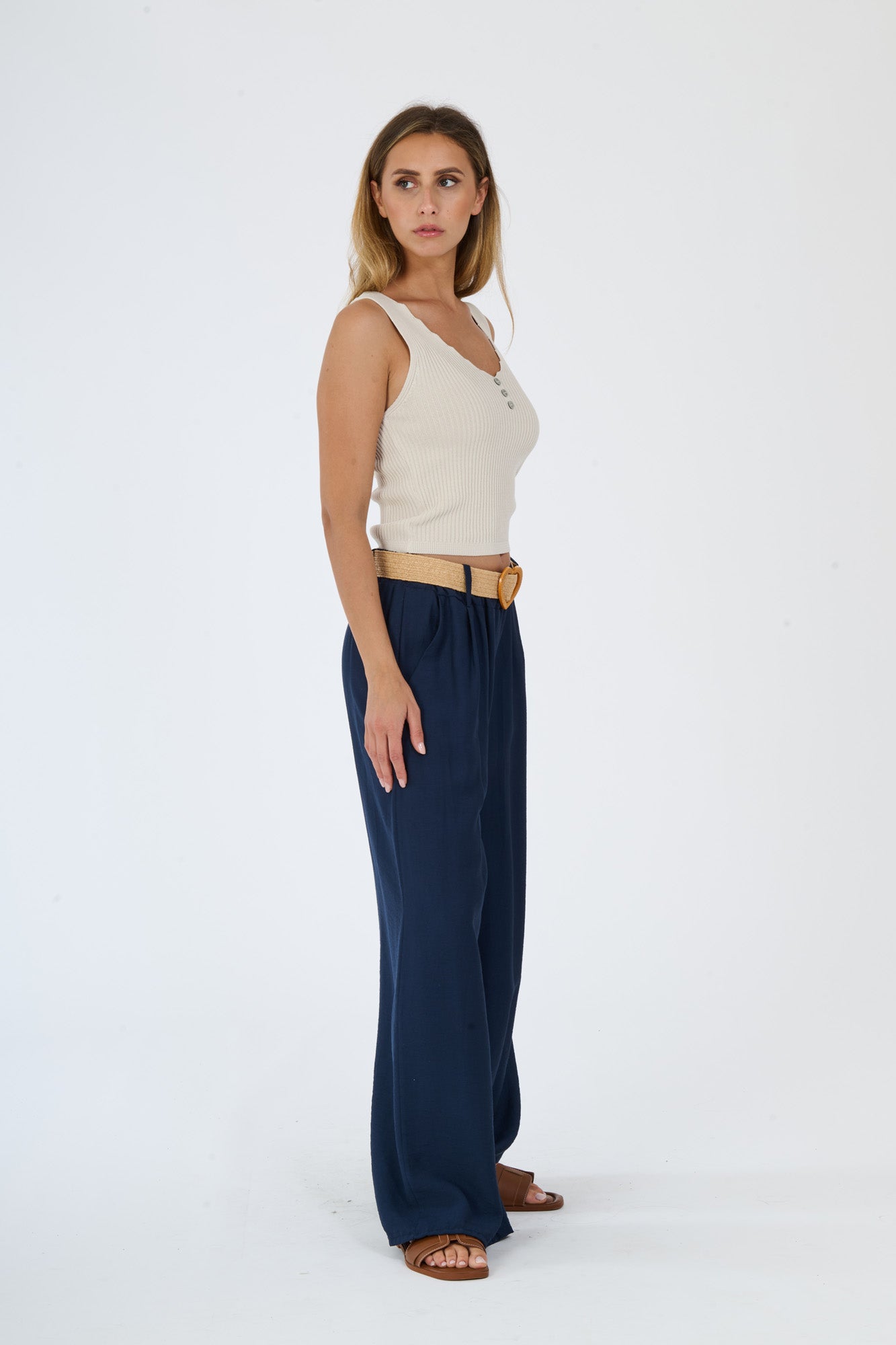 Top “Lunetta” – Canotta in maglia elasticizzata con scollo a V e bottoni decorativi