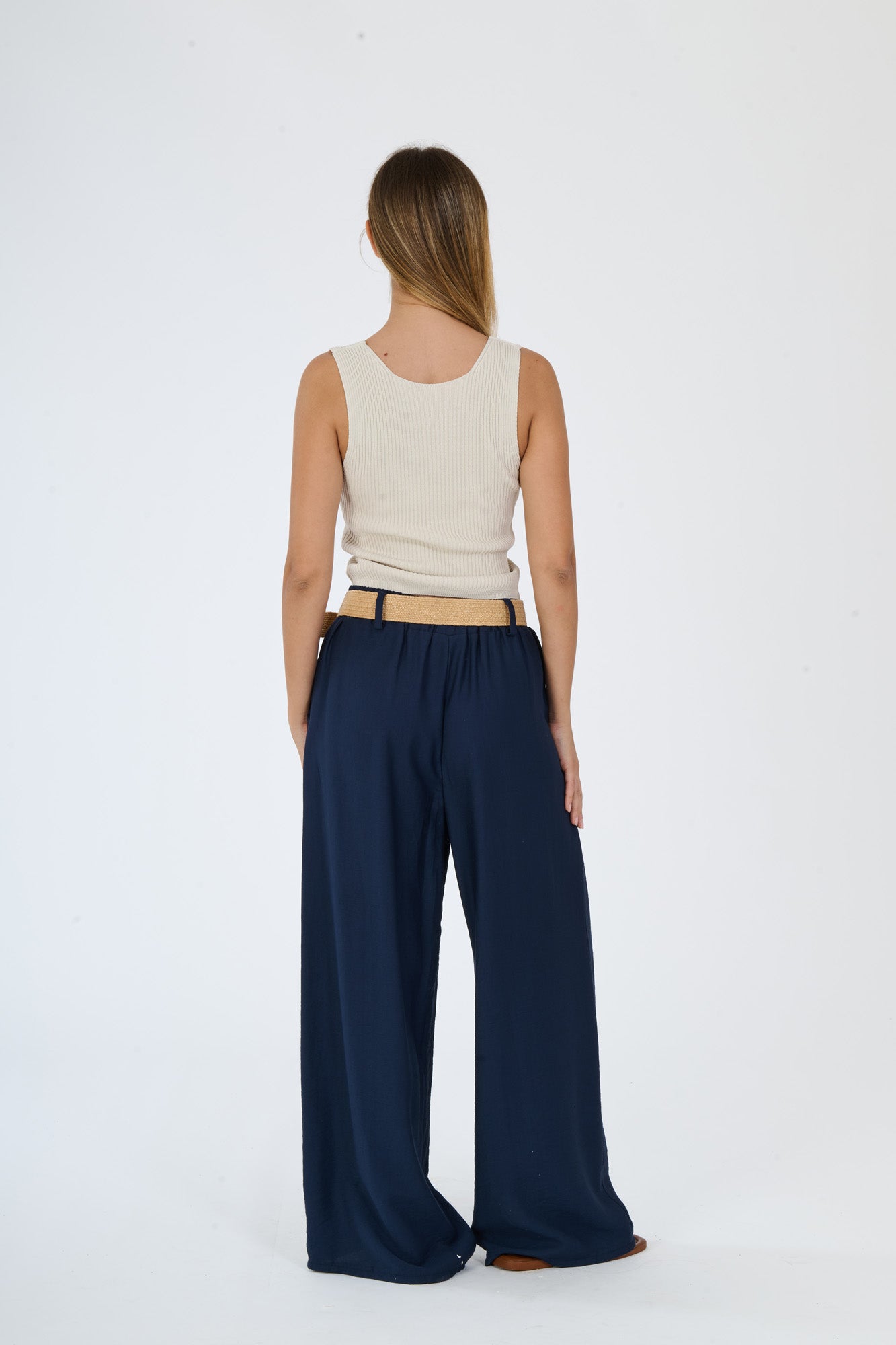 Top “Lunetta” – Canotta in maglia elasticizzata con scollo a V e bottoni decorativi