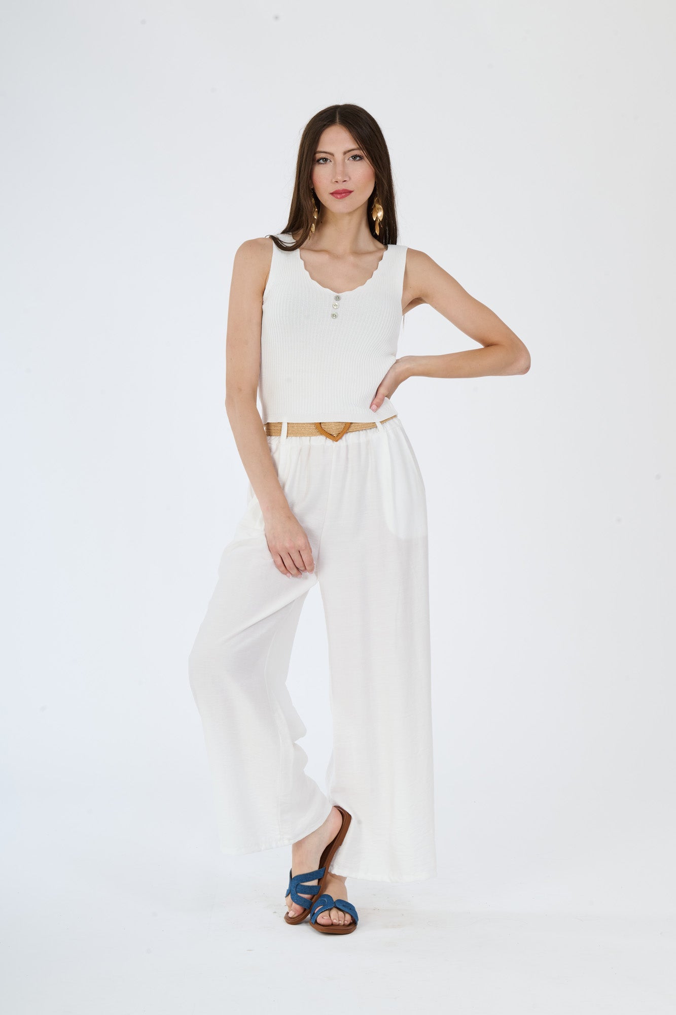 Top “Lunetta” – Canotta in maglia elasticizzata con scollo a V e bottoni decorativi