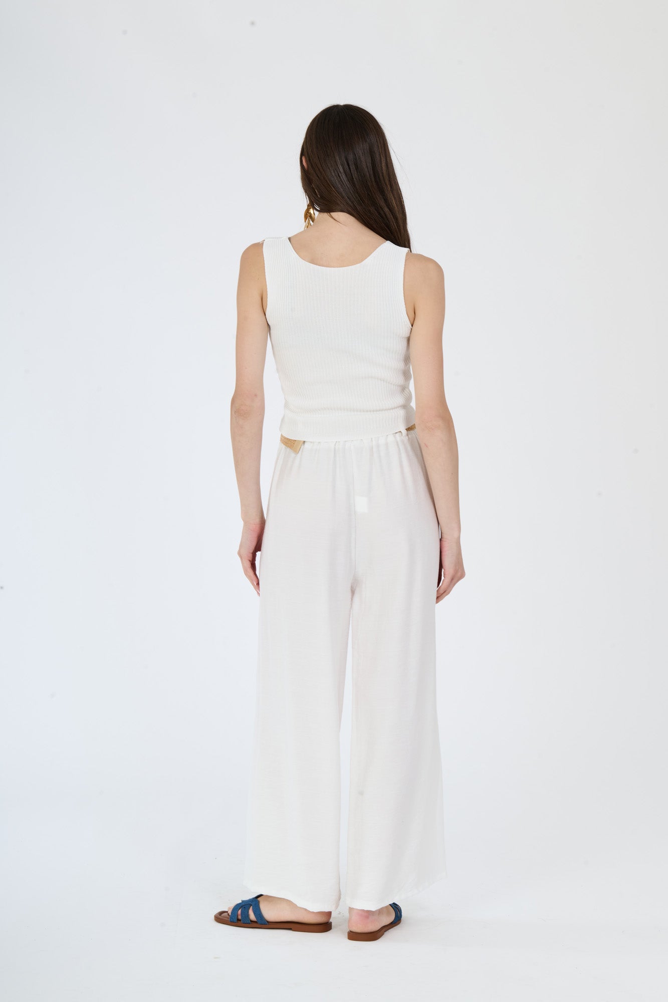 Top “Lunetta” – Canotta in maglia elasticizzata con scollo a V e bottoni decorativi
