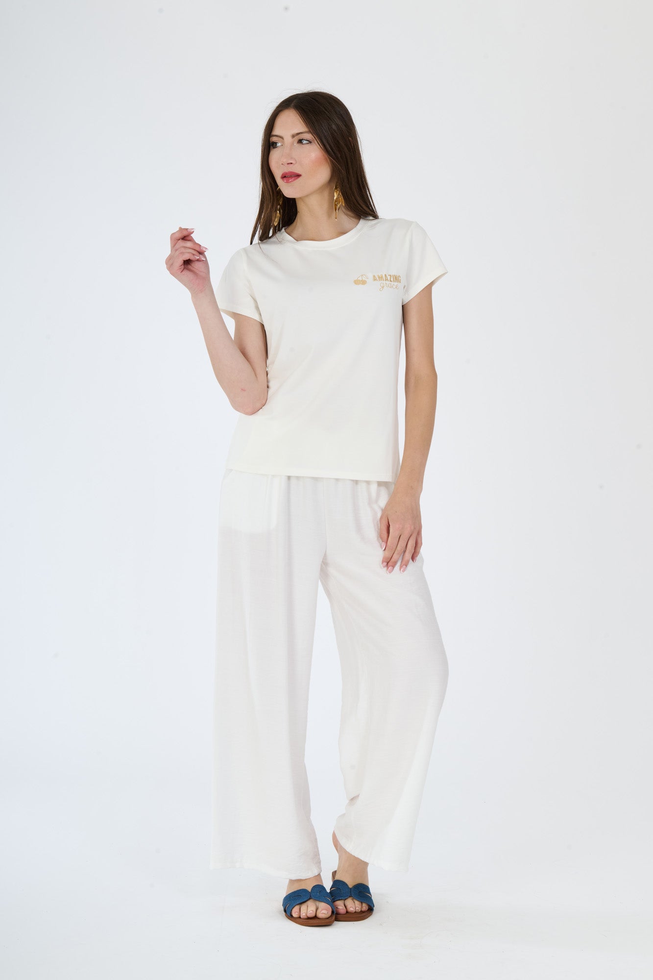 Moda bianca casual: t-shirt a maniche corte e pantaloni ampi su una figura
