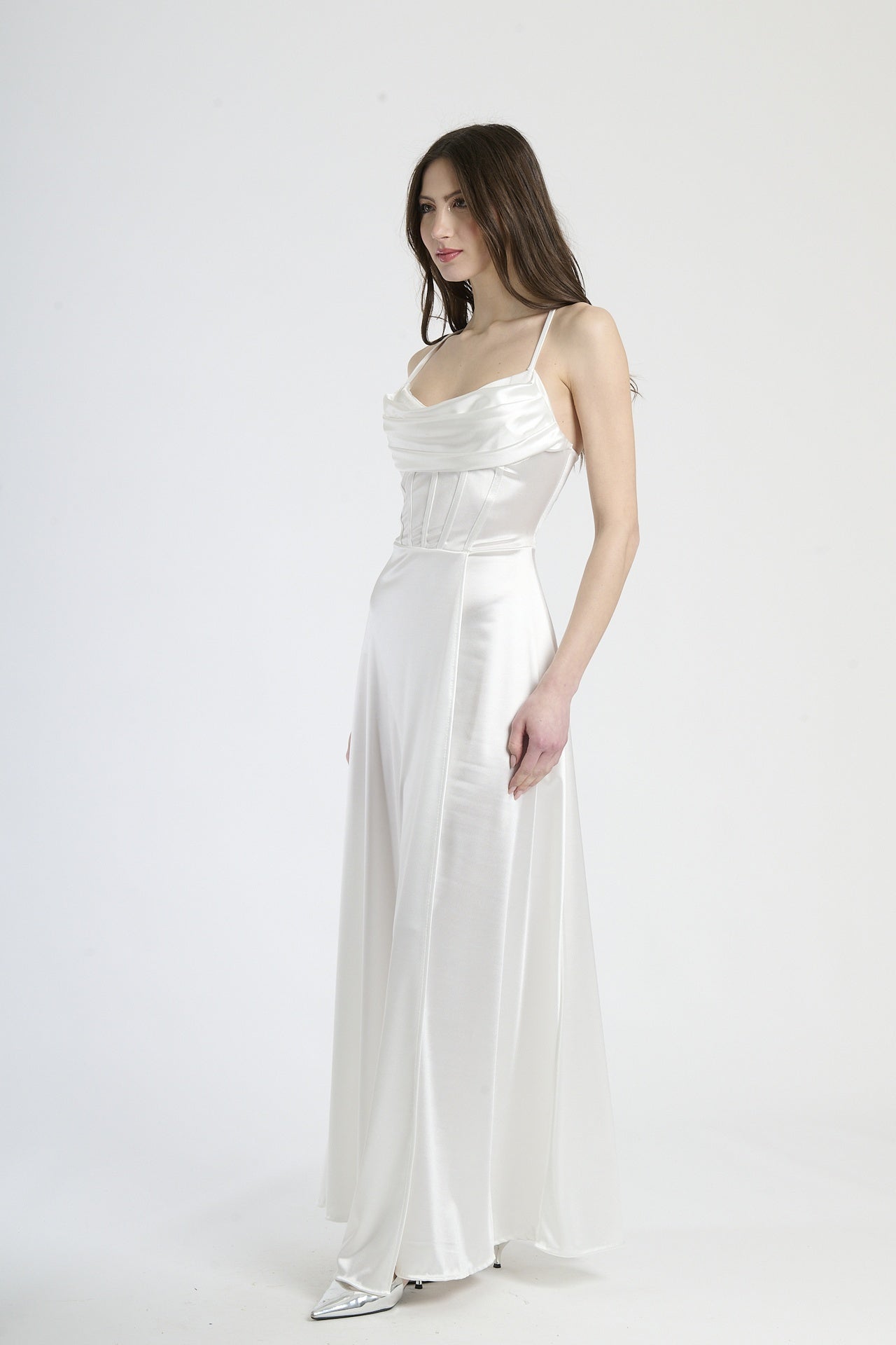 Moda raffinata: abito bianco in raso, silhouette slim con spalline sottili e colletto avvolgente.