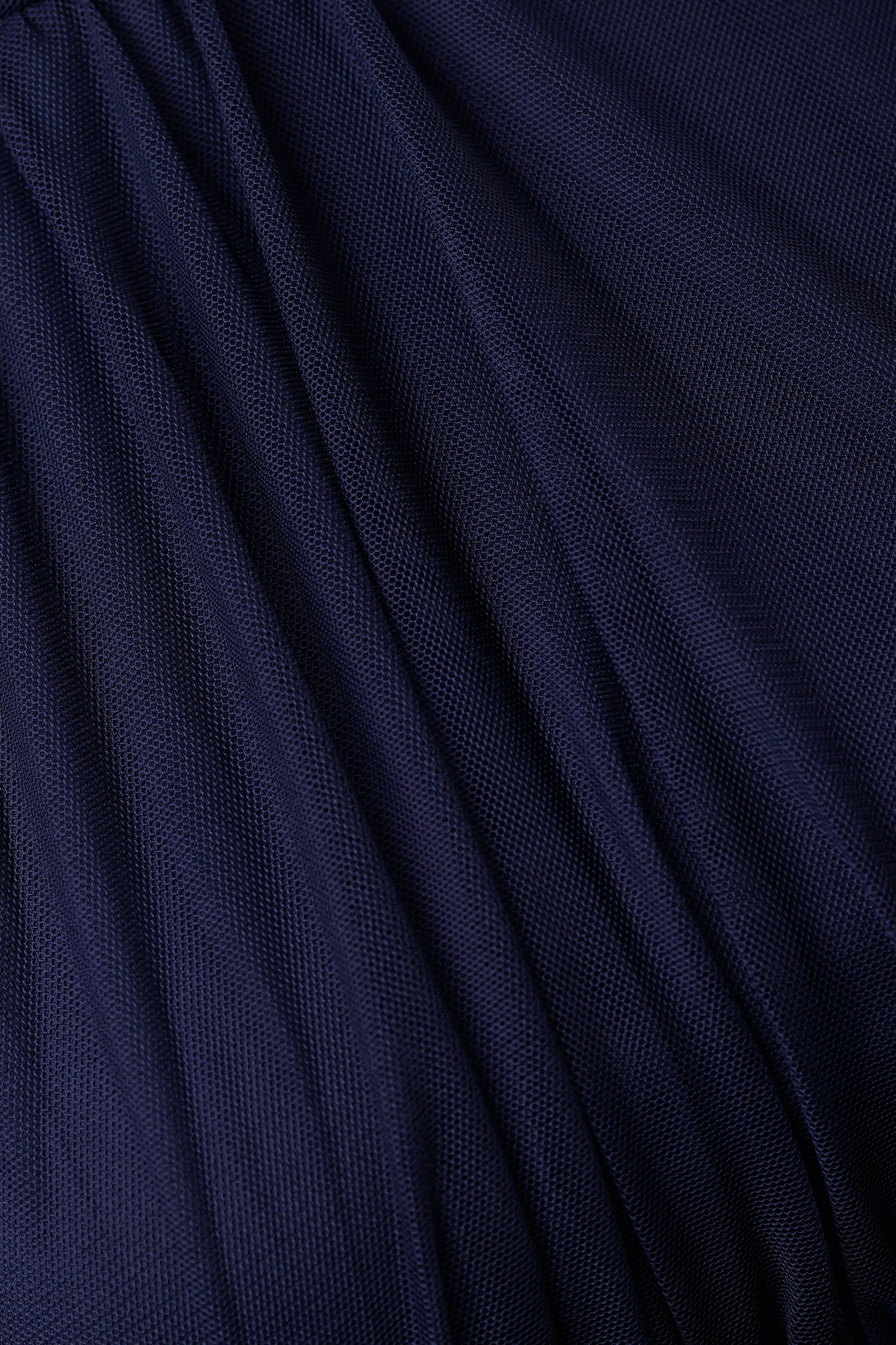 Abito da donna navy, collo alto a imbarcatura, gonna lunga, foulard in tulle, estetica elegante e timelesse.