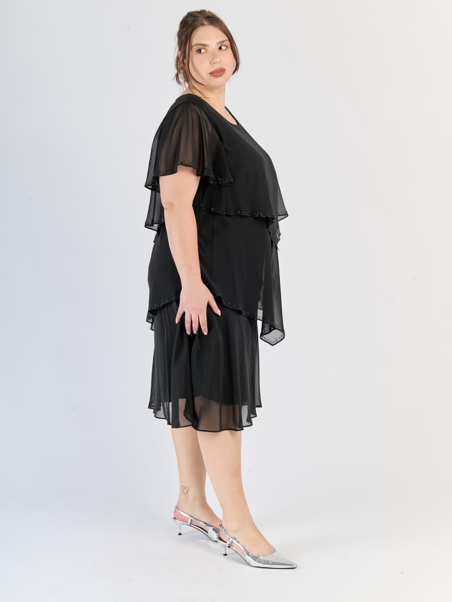 Nero dress con tre livelli distinti, maniche trasparenti e fascino noir