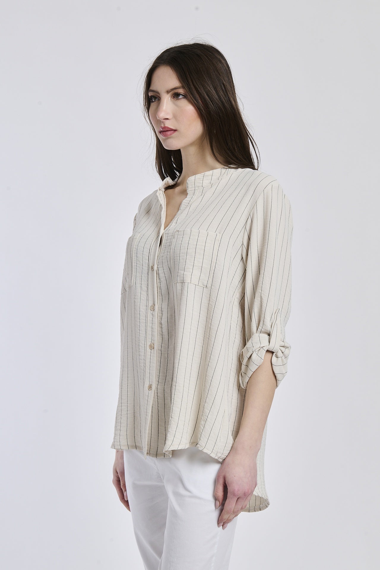 Outfit autunnale: camicia beige a collo a V, design classico e versatili