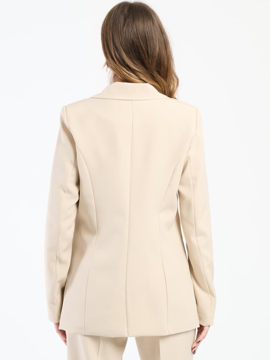 Outfit beige in tessuto leggero, blazer oversize e pantaloni, perfetto per un look casual - chic.