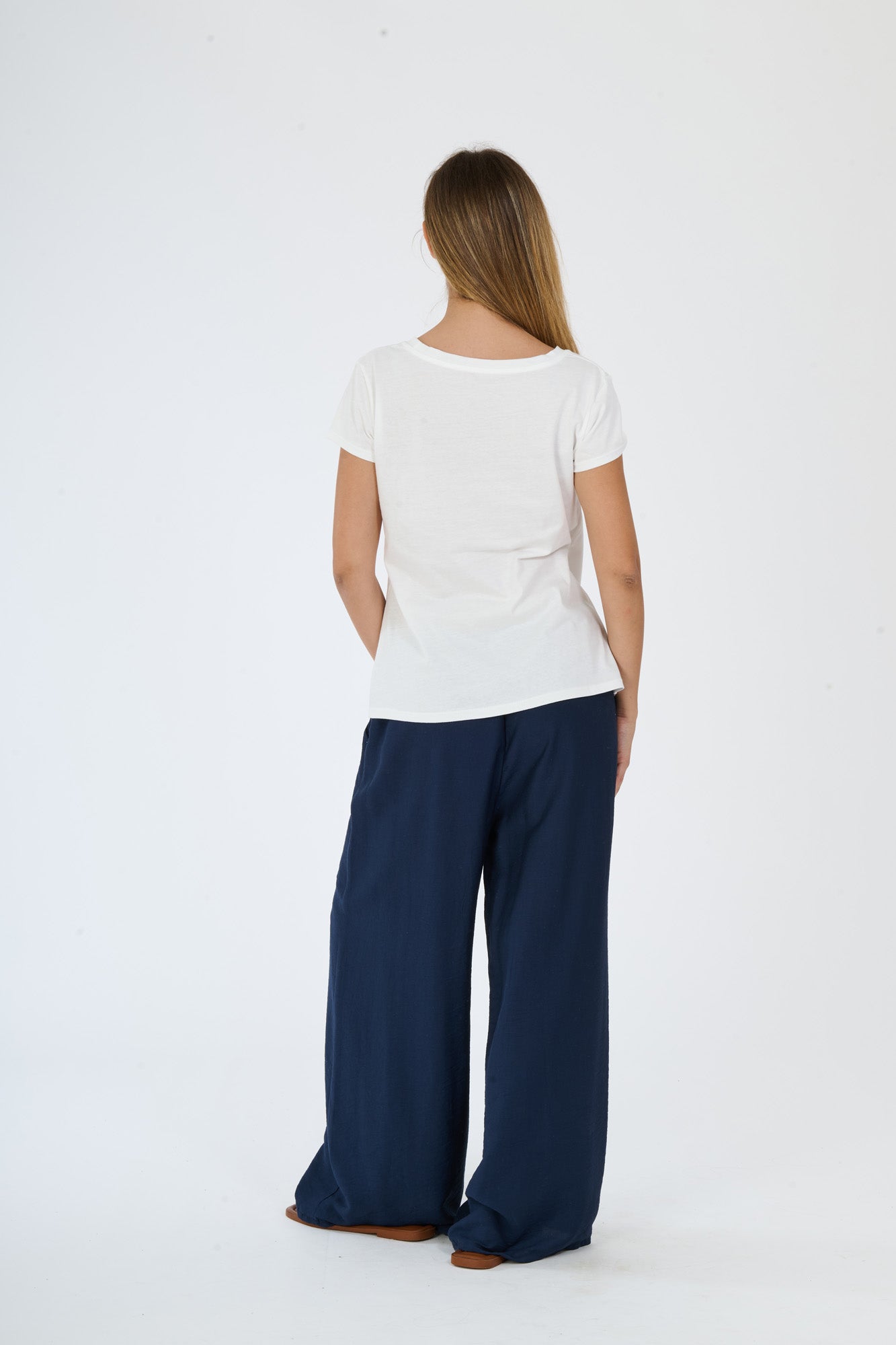 Outfit casual: T - shirt bianca a pois + pantaloni larghi scuri, rappresenta uno stile