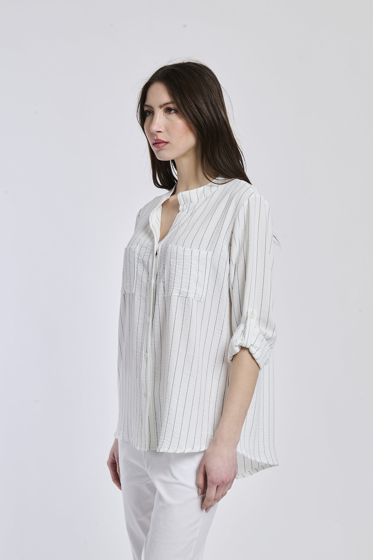 Outfit estivo: camicia bianca a collo alto, design fresco e minimalista