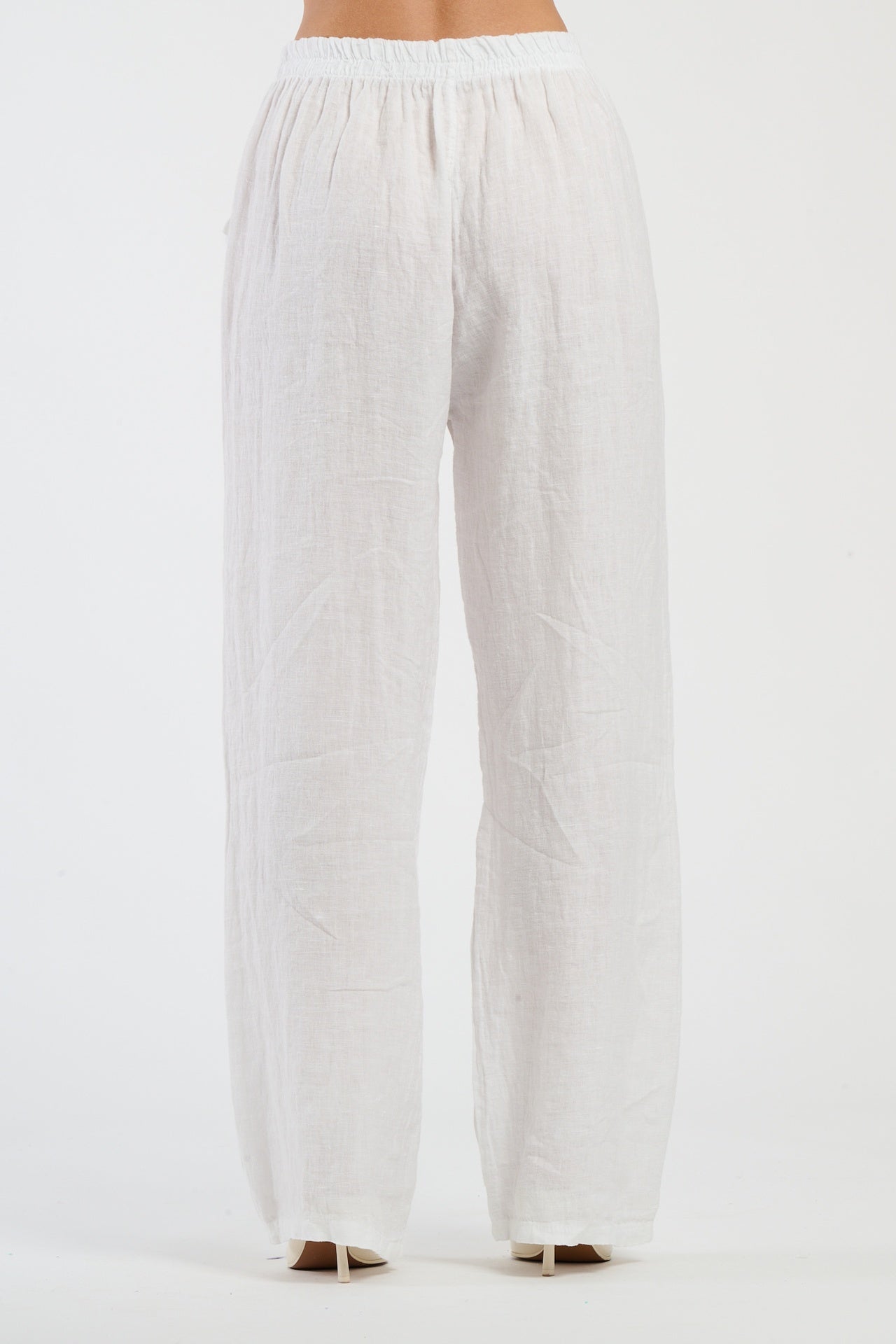 Pantaloni baggy bianchi, ideali per un look pulito e moderno