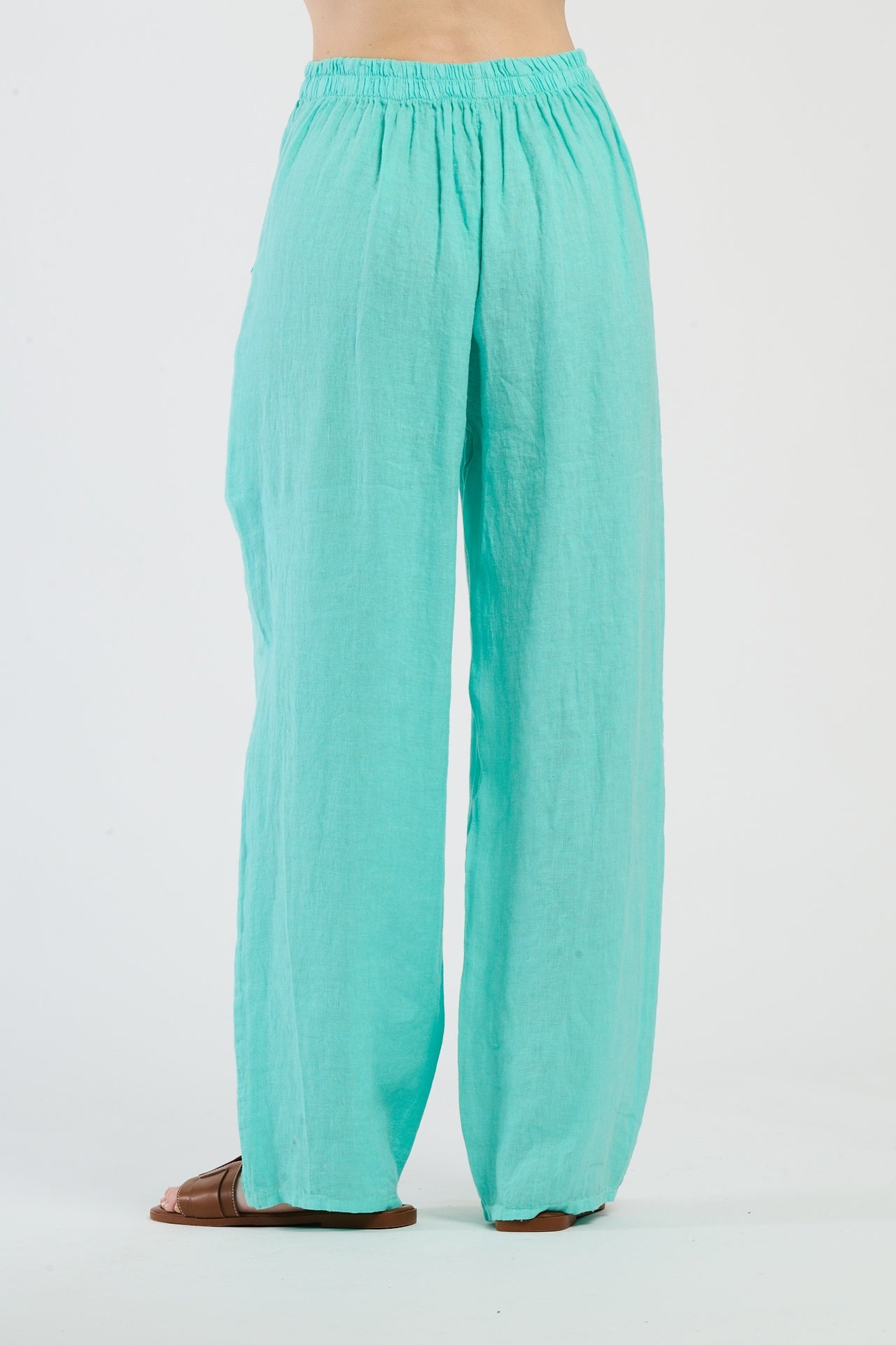 Pantaloni baggy color Tiffany, perfetti per uno stile giovane e accattivante
