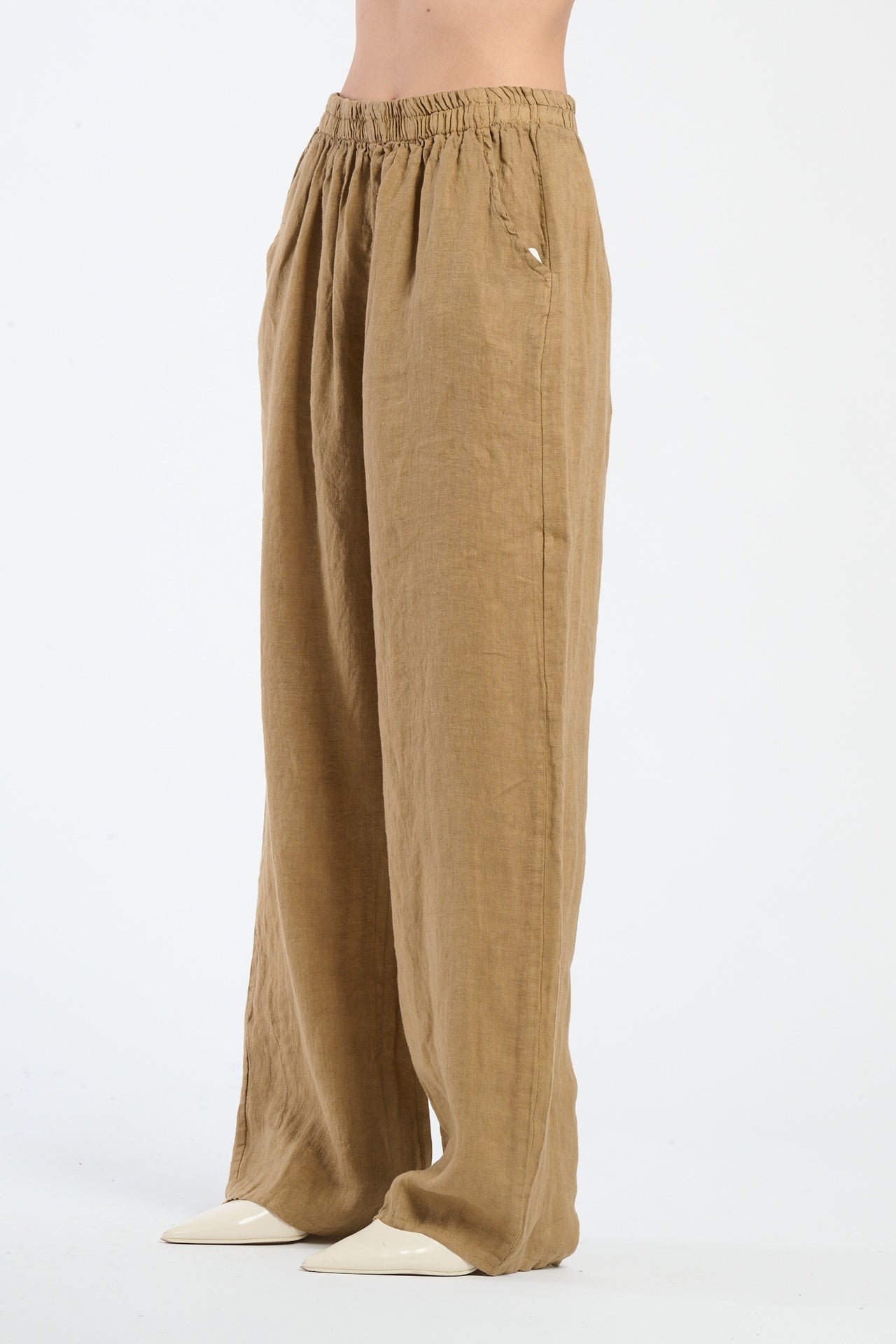 Pantaloni baggy color camello, ideali per uno look casual e raffinato