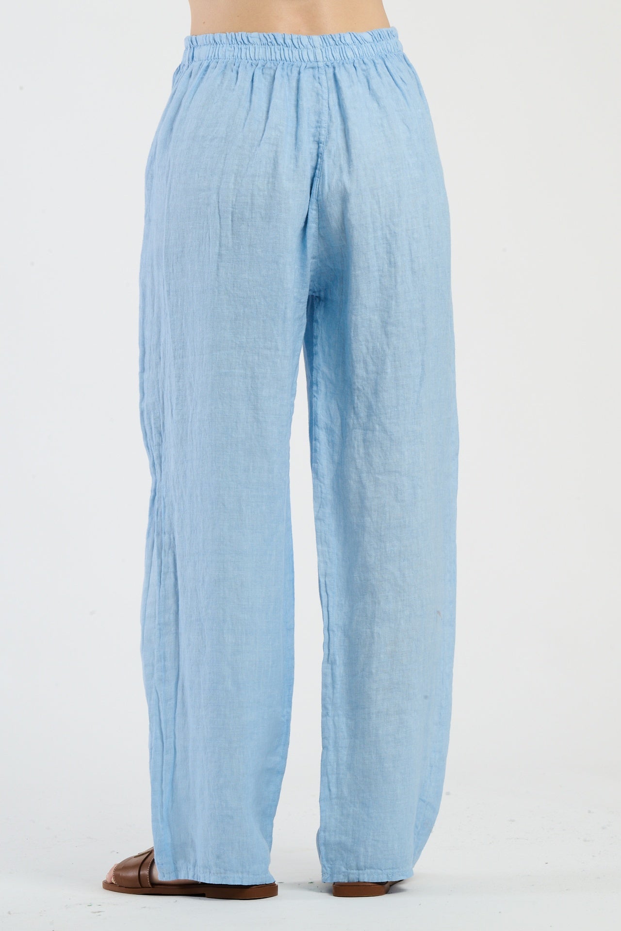 Pantaloni baggy di colore azzuro, ideali per un look informale e comodo