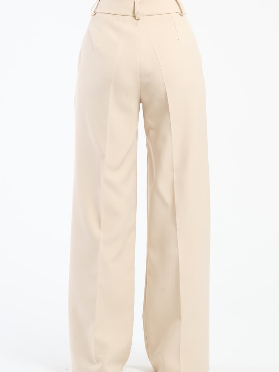 Pantaloni beige a gamba ampia, stile classico e rassicurante.