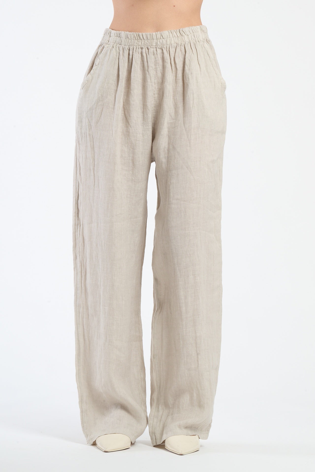 Pantaloni beige a gamba larga, stile minimalista e elegante