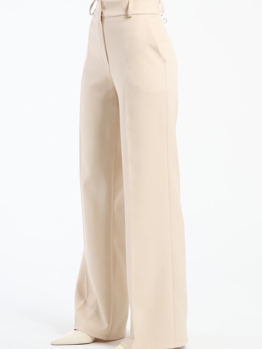Pantaloni beige fluidi con chiusura a bottoni, comfort garantito.