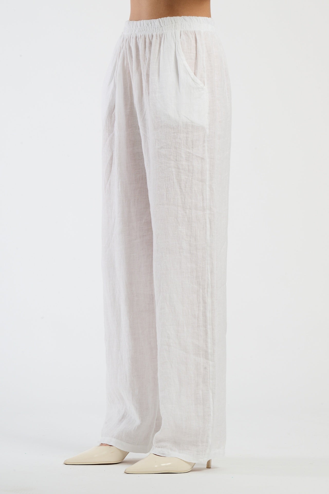 Pantaloni bianchi con coulisse, comodi e perfetti per lo stile casual