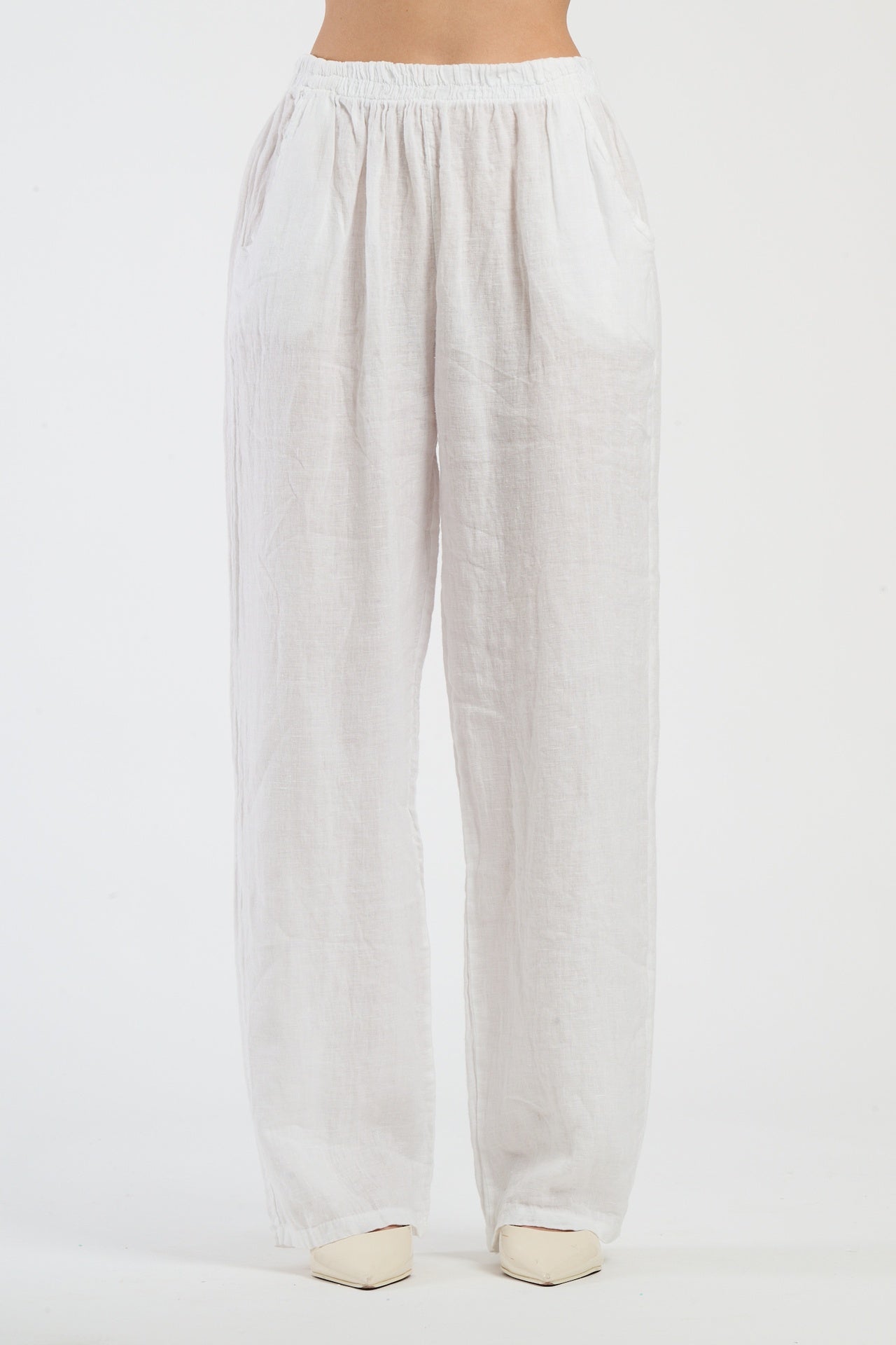 Pantaloni bianchi larghi, puro e rinfrescante per l’estate