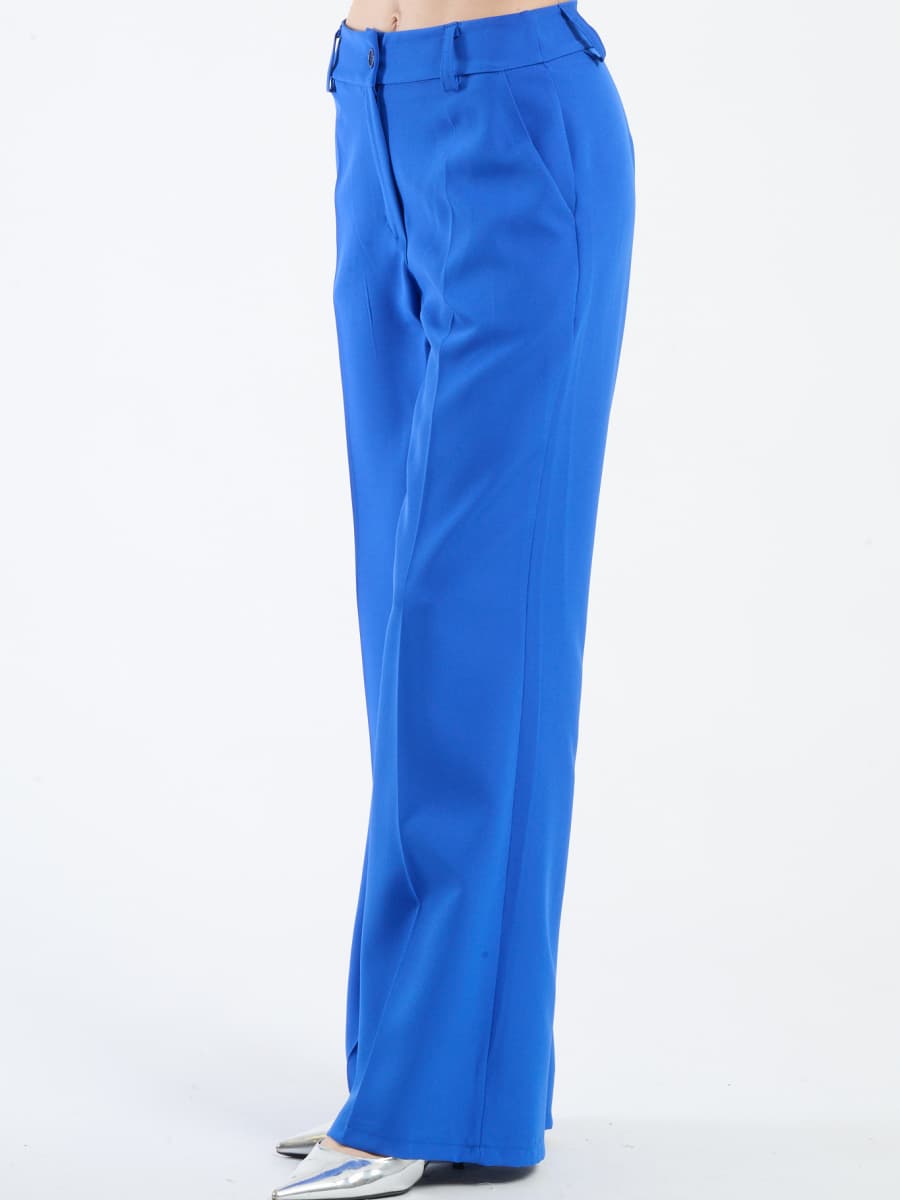 Pantaloni bluette fluidi con chiusura a bottoni, comfort e eleganza.