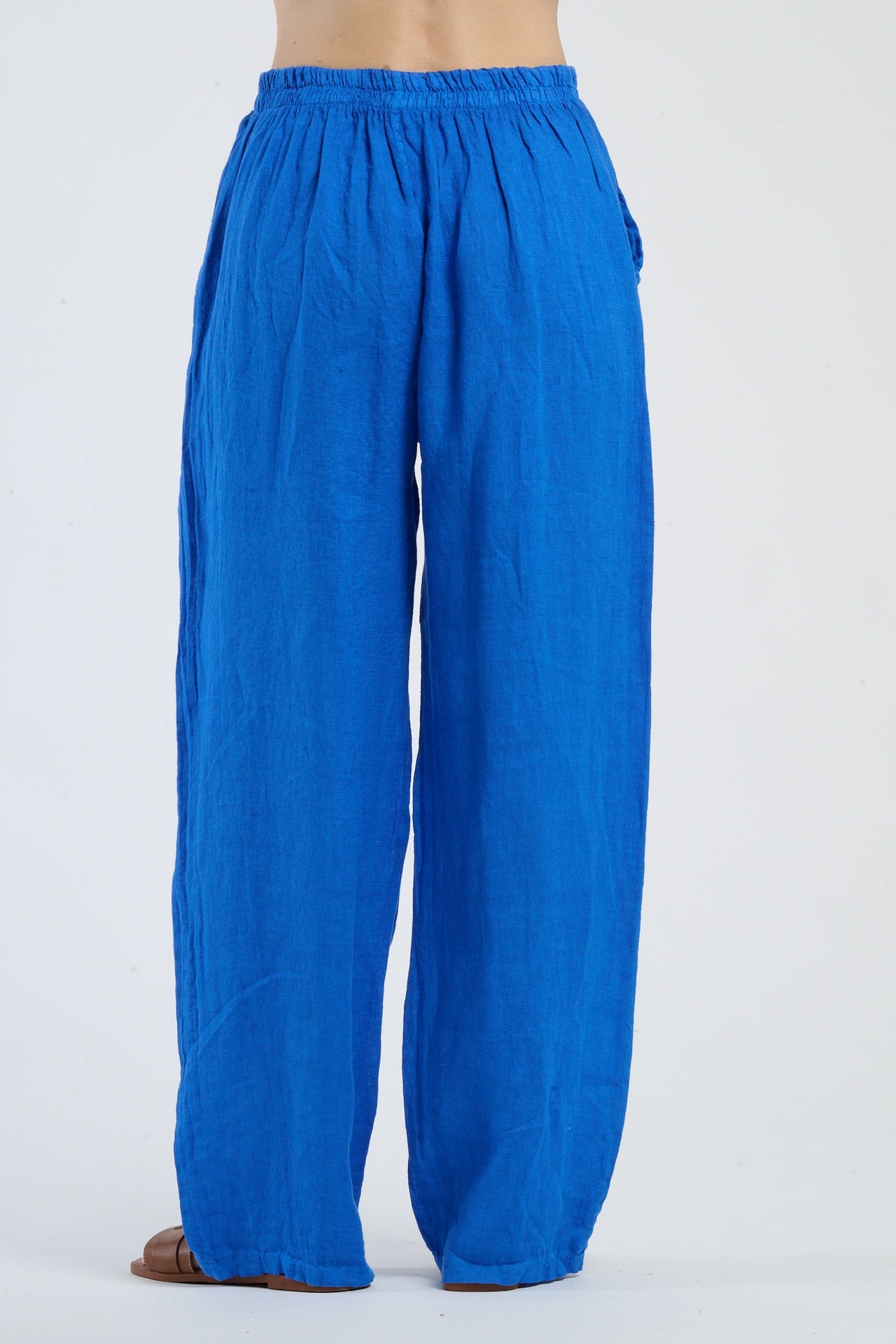 Pantaloni bluette larghi, colore delicato e rilassante