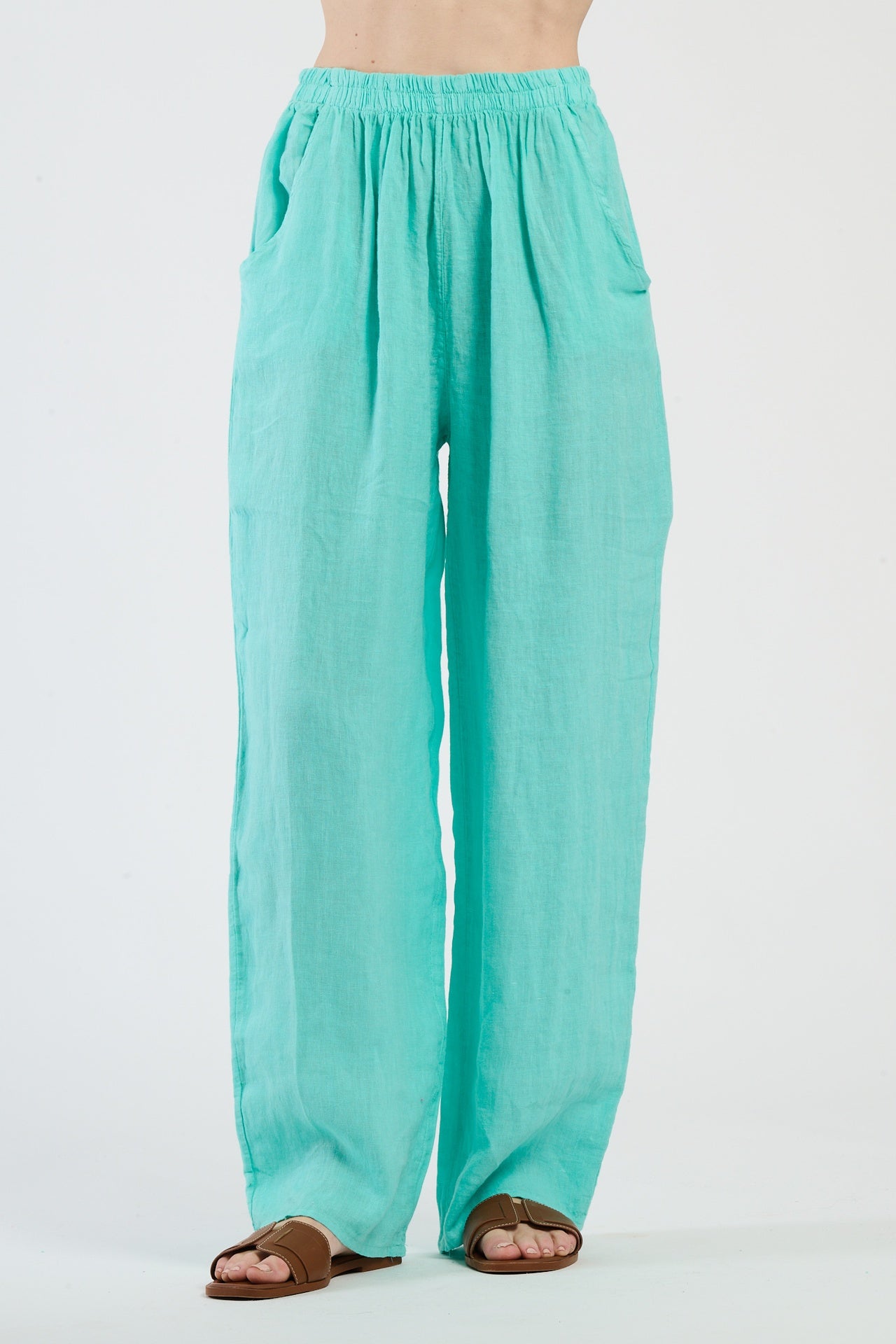 Pantaloni color Tiffany larghi, colore rinfrescante e dal fascino unico