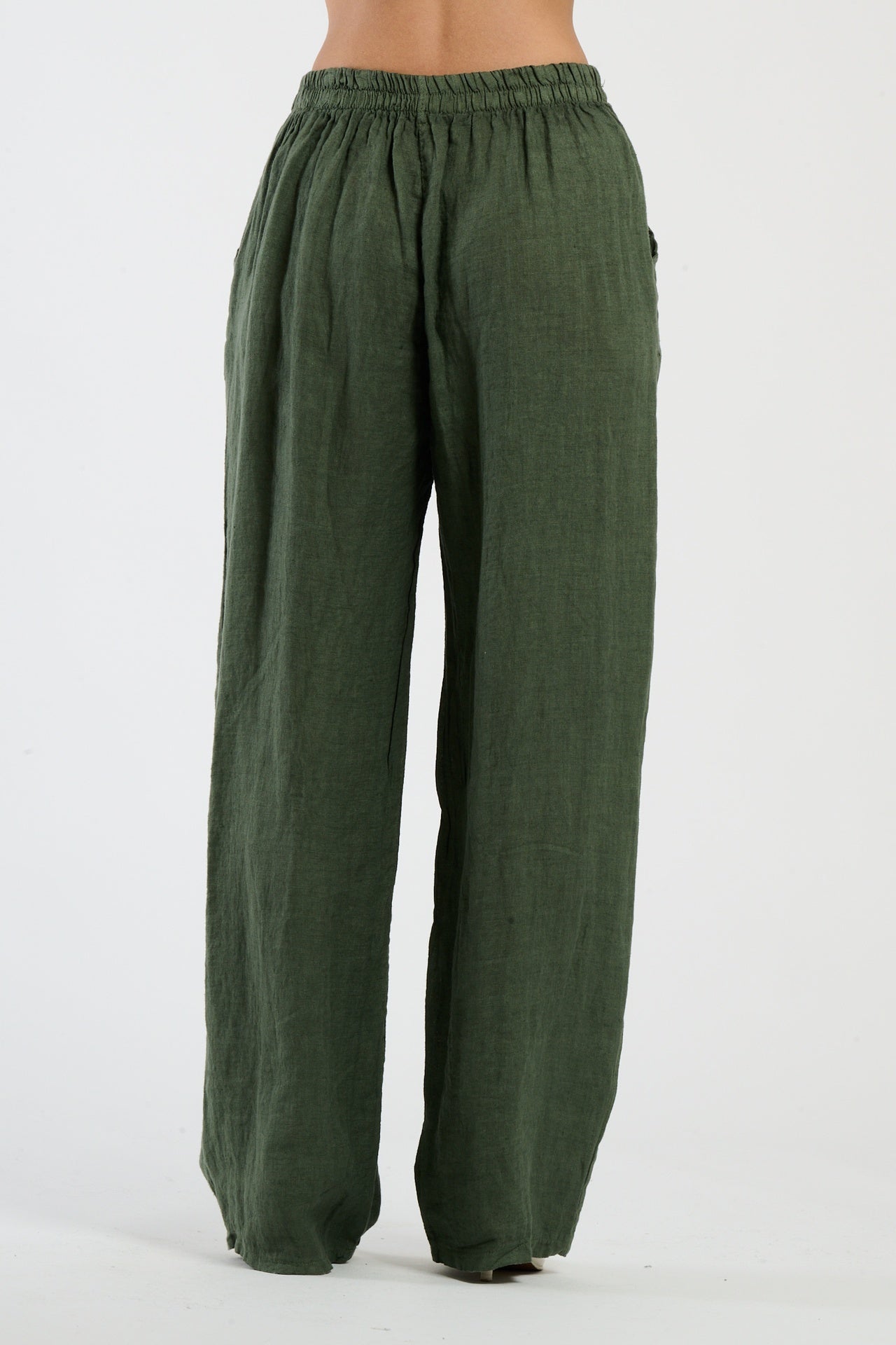 Pantaloni di colore militare, tessuto resistente per l’uso quotidiano