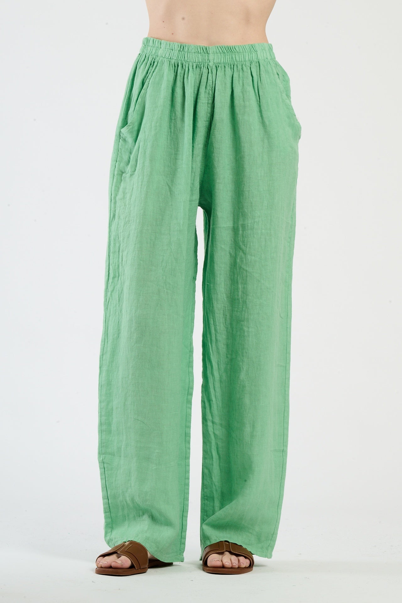 Pantaloni di colore verde, ideali per un outfit fresco