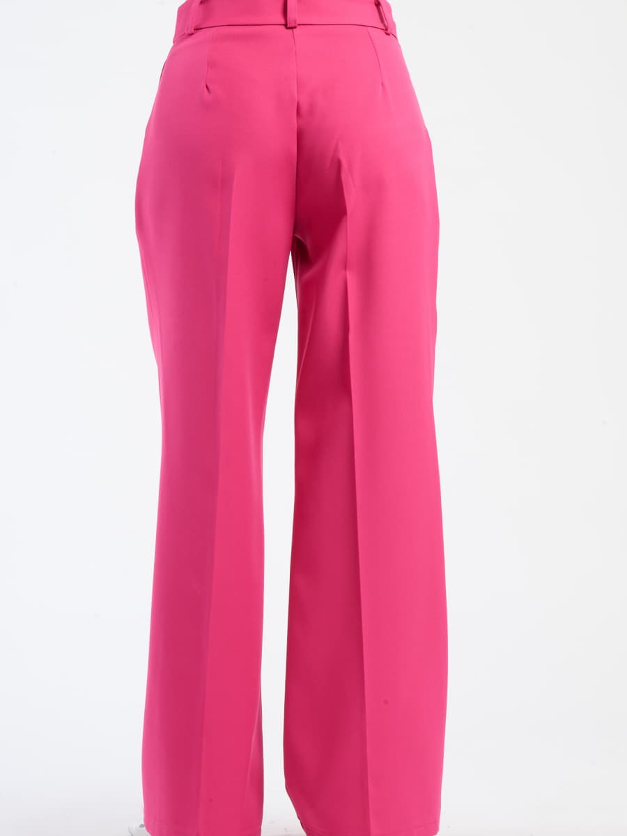 Pantaloni fuxia a gamba ampia, stile audace e accattivante.