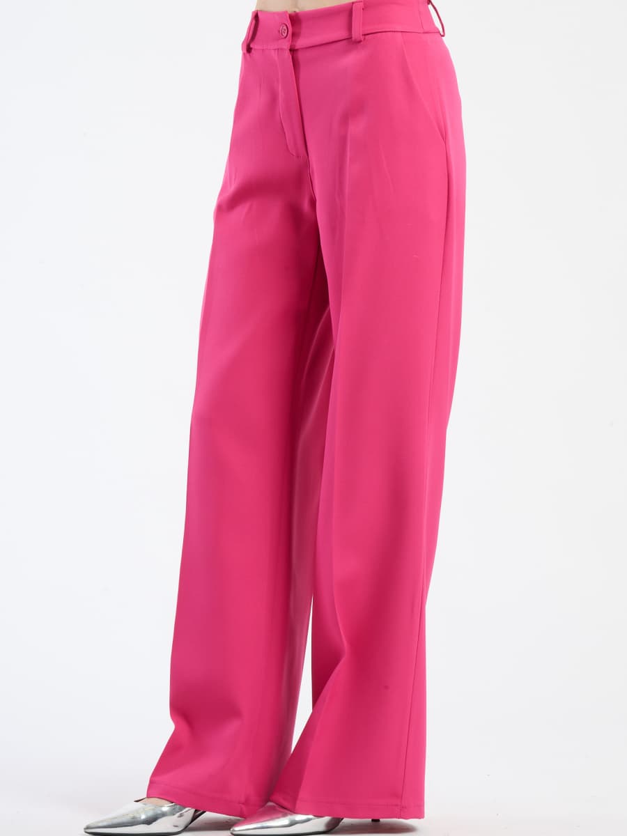 Pantaloni fuxia fluidi con chiusura a bottoni, perfetti per attirare l’attenzione.