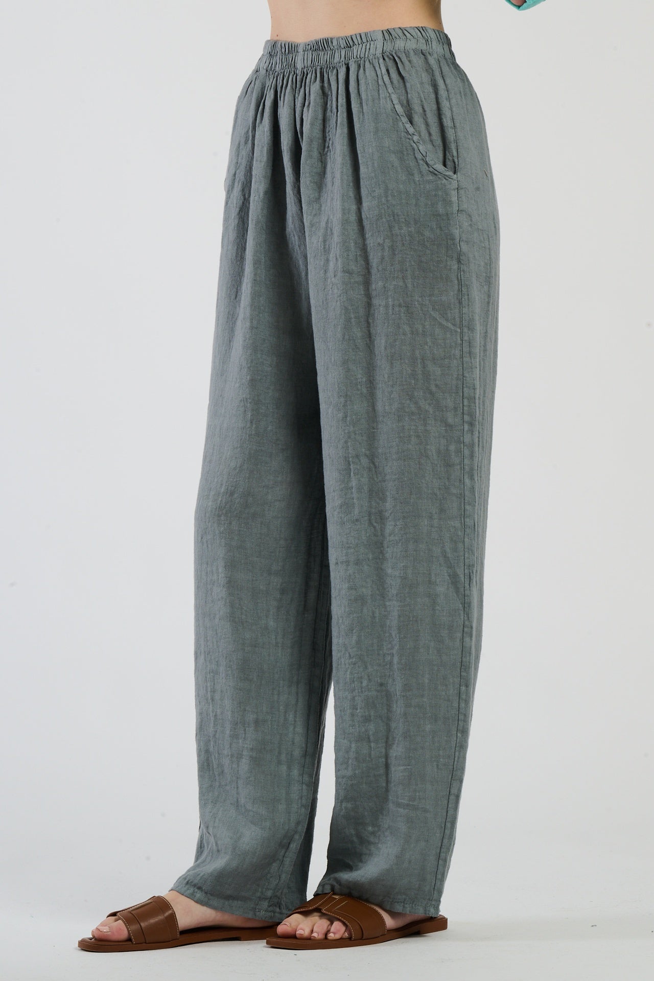 Pantaloni grigi in vita elastica, comfort e minimalismo