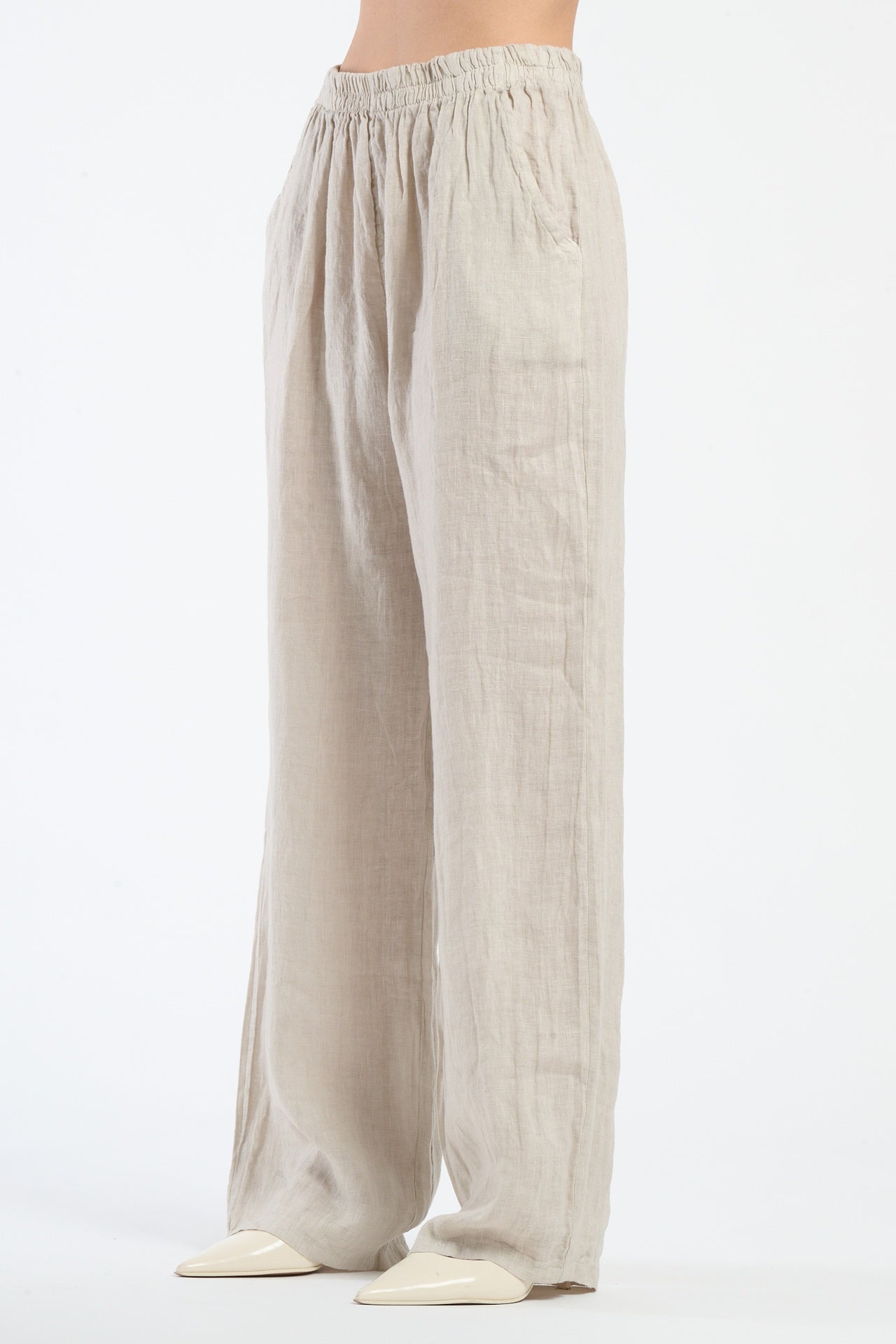 Pantaloni in vita elastica colore beige, comfort e versatilità uniti