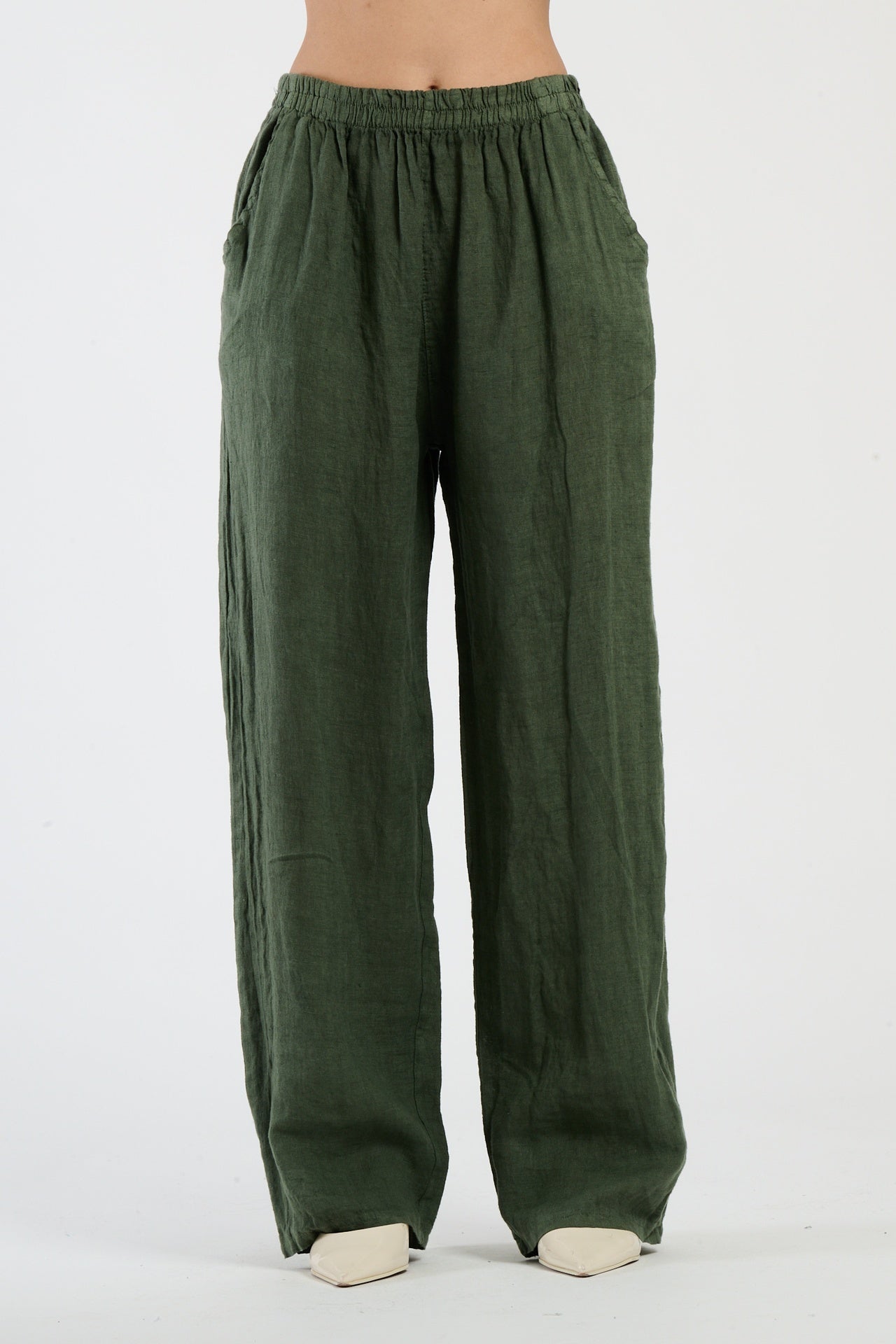 Pantaloni in vita elastica colore militare, robusti e comodi