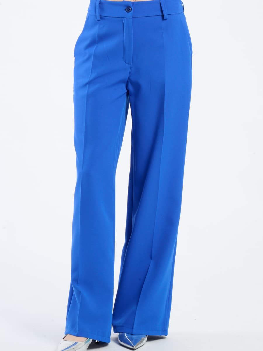 Pantaloni larghi bluette con pieghe frontali, tonalità delicata e rassicurante.