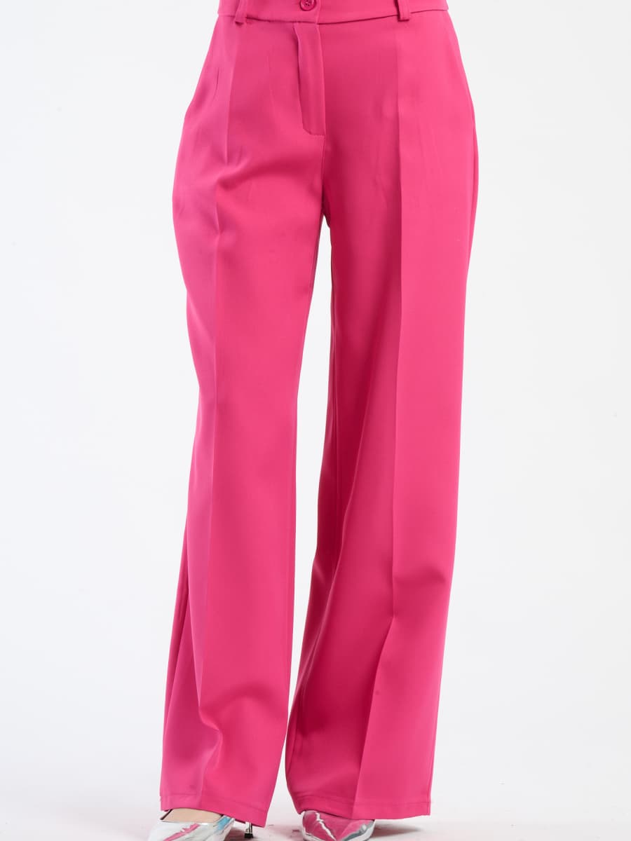 Pantaloni larghi fuxia con pieghe frontali, colore vibrante e moderno.