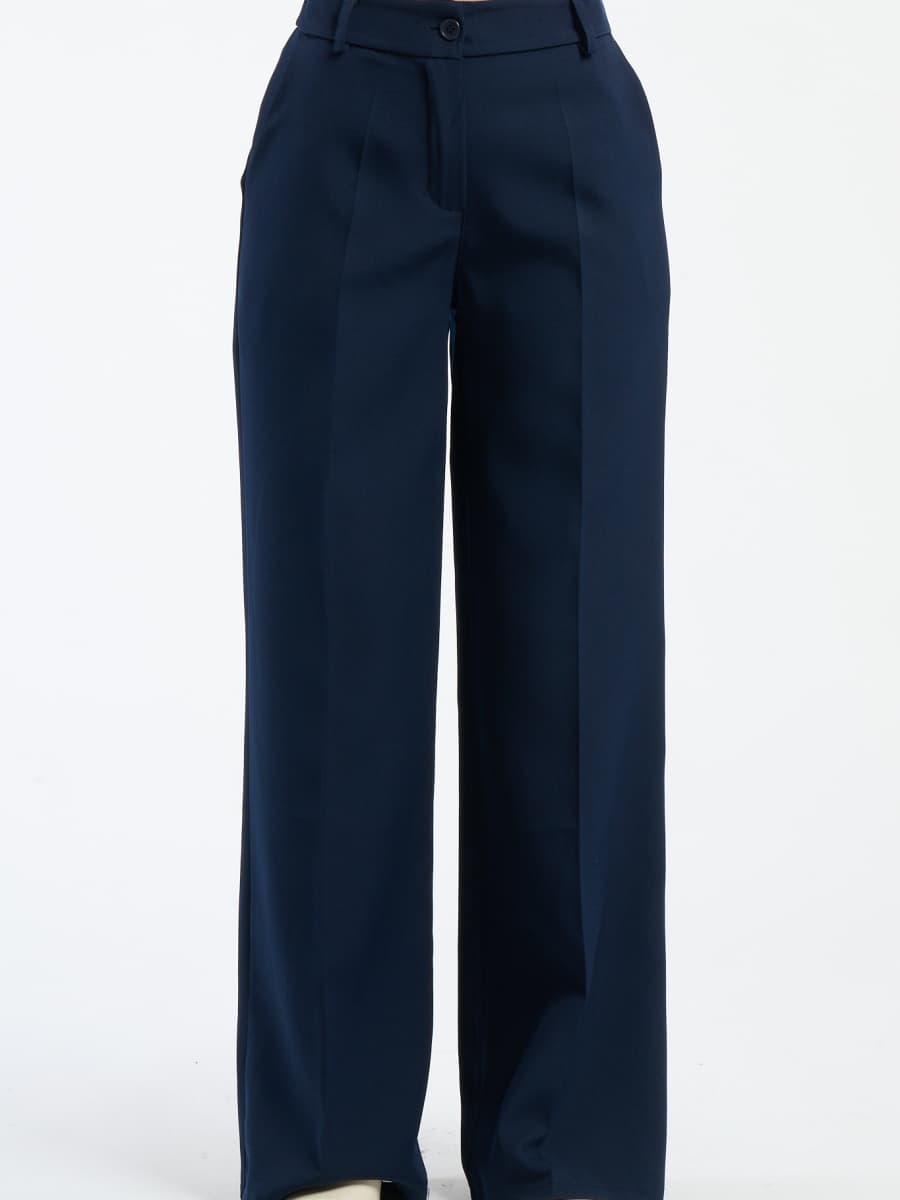 Pantaloni larghi navy con pieghe frontali, eleganza atemporale.