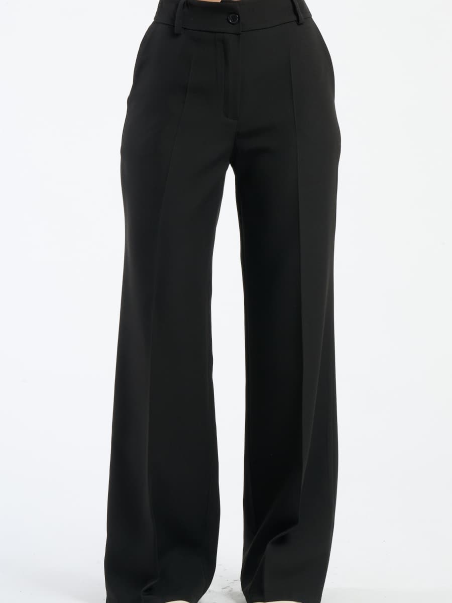 Pantaloni larghi neri con pieghe frontali, mistero e stile.