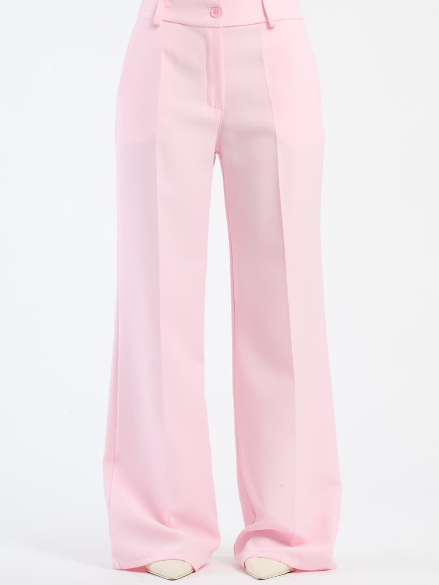 Pantaloni larghi rosa baby con pieghe frontali, dolcezza e femminilità.