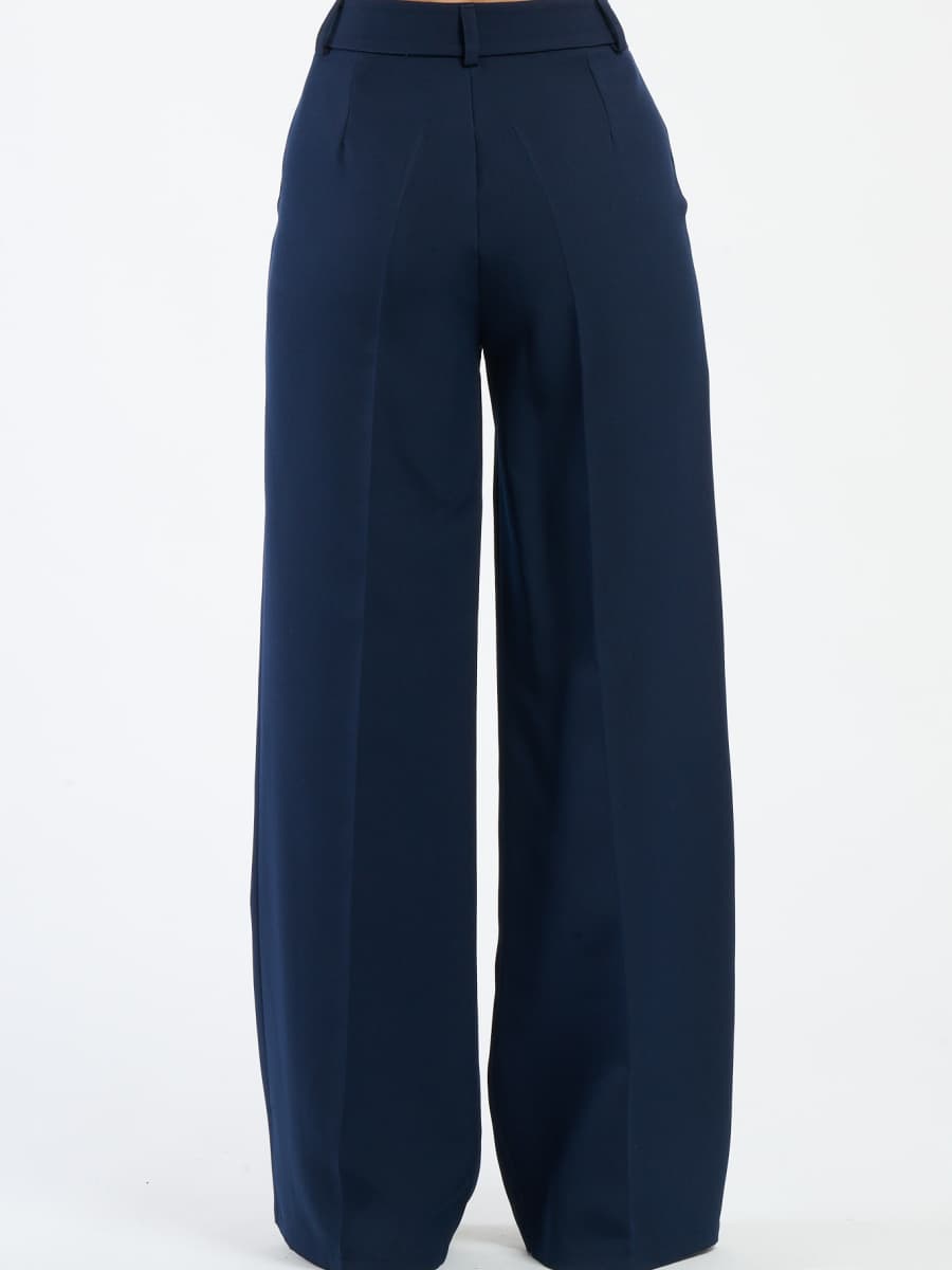 Pantaloni navy a gamba ampia, stile minimale e seducente.
