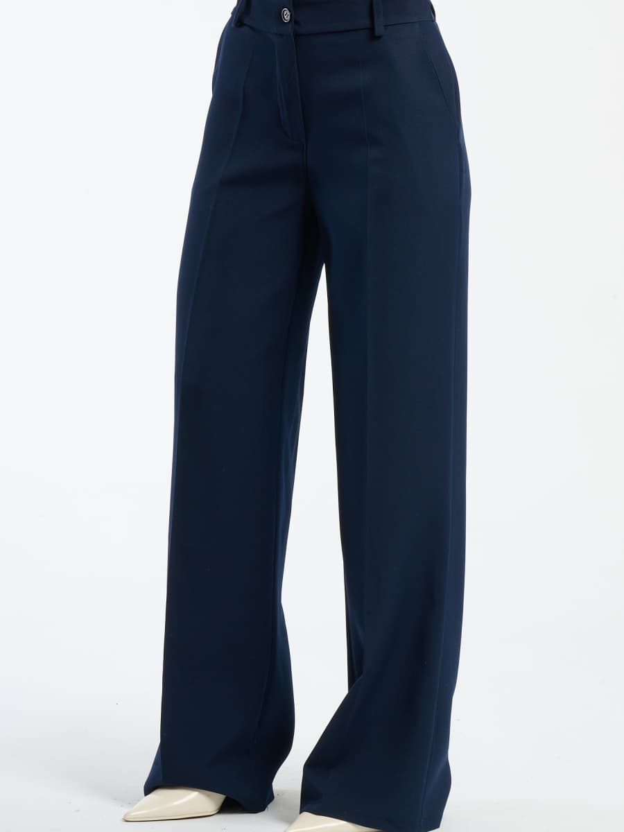 Pantaloni navy fluidi con chiusura a bottoni, versatili e confortevoli.