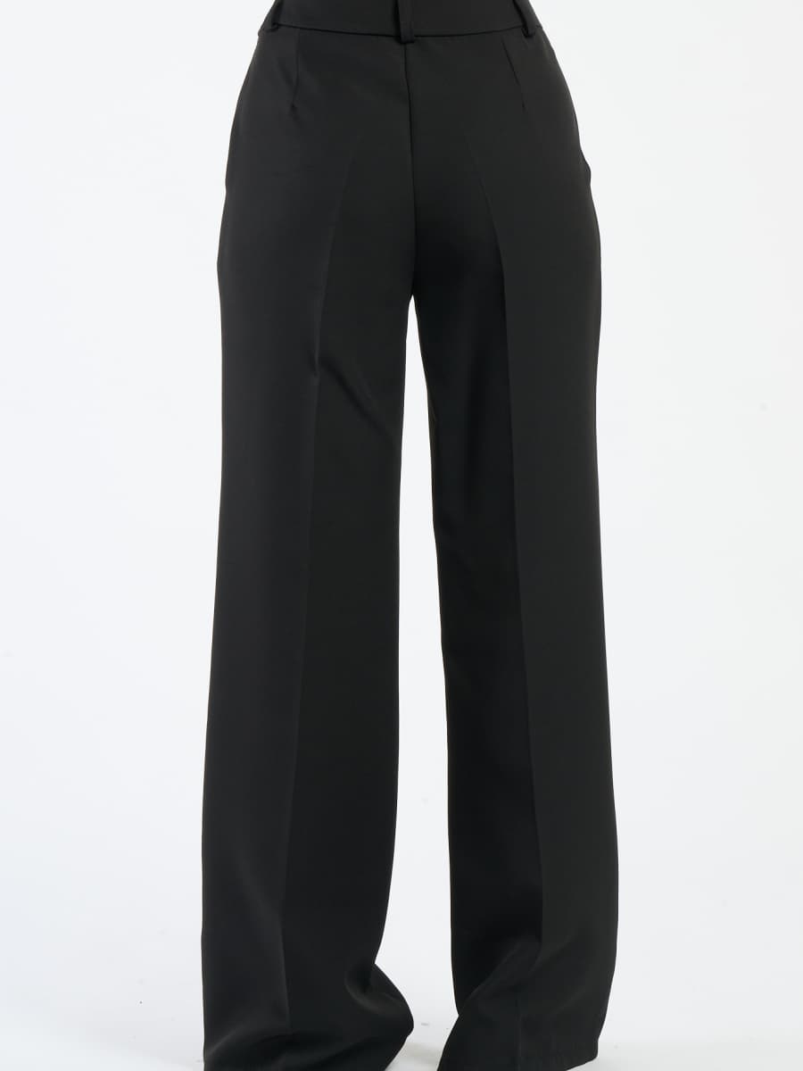 Pantaloni neri a gamba ampia, eterno e accattivante.