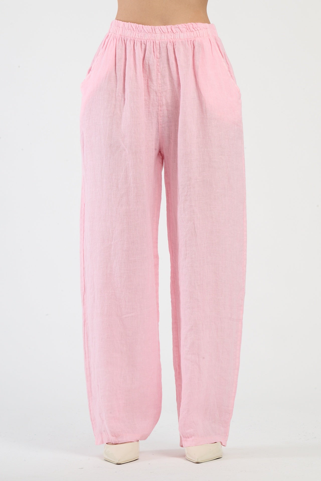 Pantaloni rosa a gamba larga, dolce e trendy per l’outfit femminile