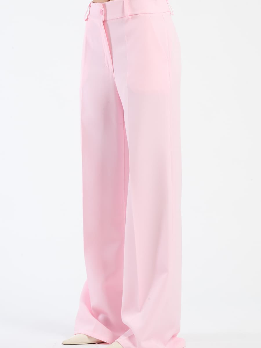Pantaloni rosa baby a gamba ampia, stile romantico e trendy.