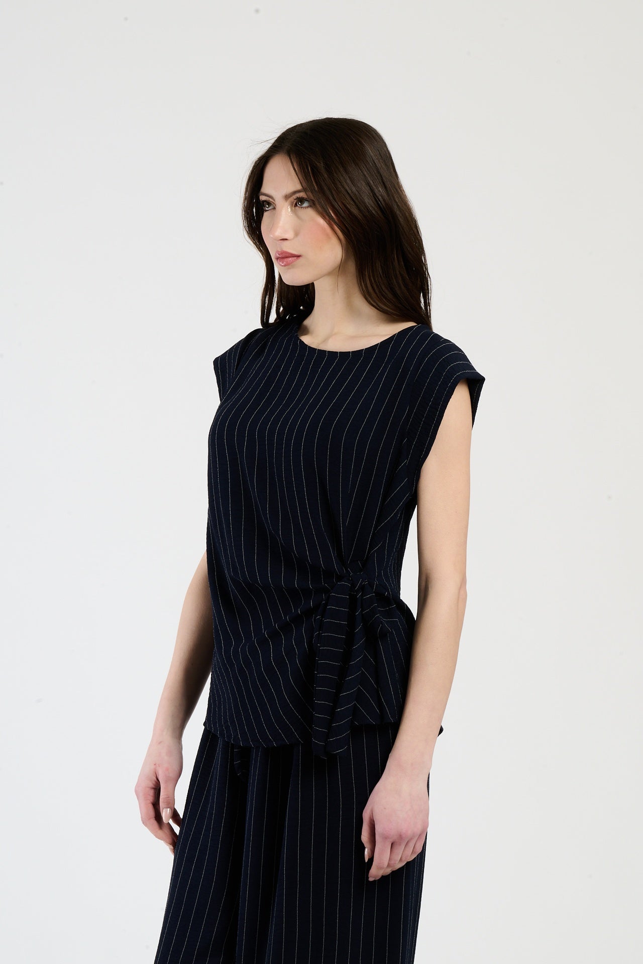 Set navy su donna: top senza spalline e pantaloni, eleganza atemporale