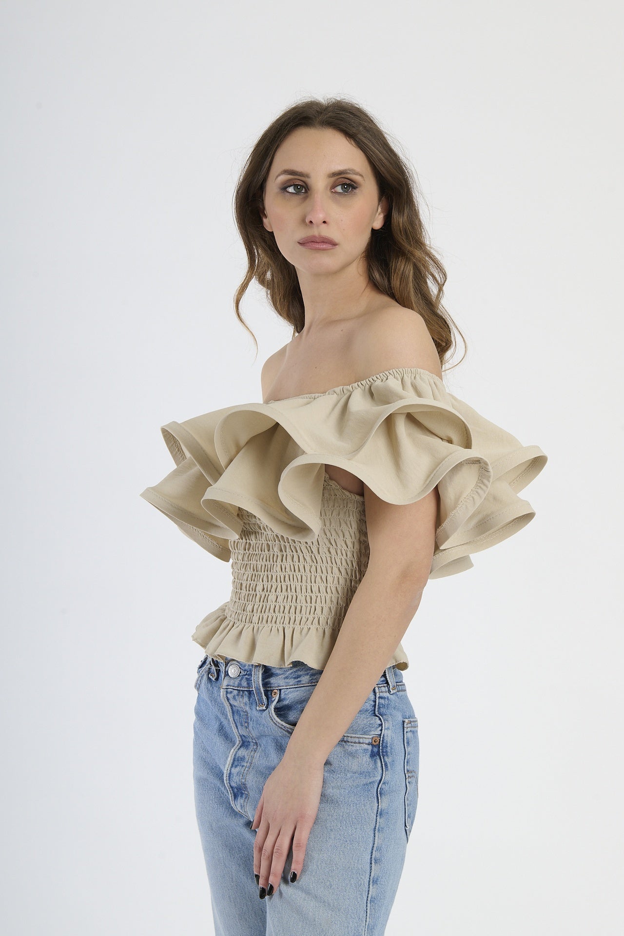 Top beige a spalline nude, tessuto morbido con rouches sul decolleté.