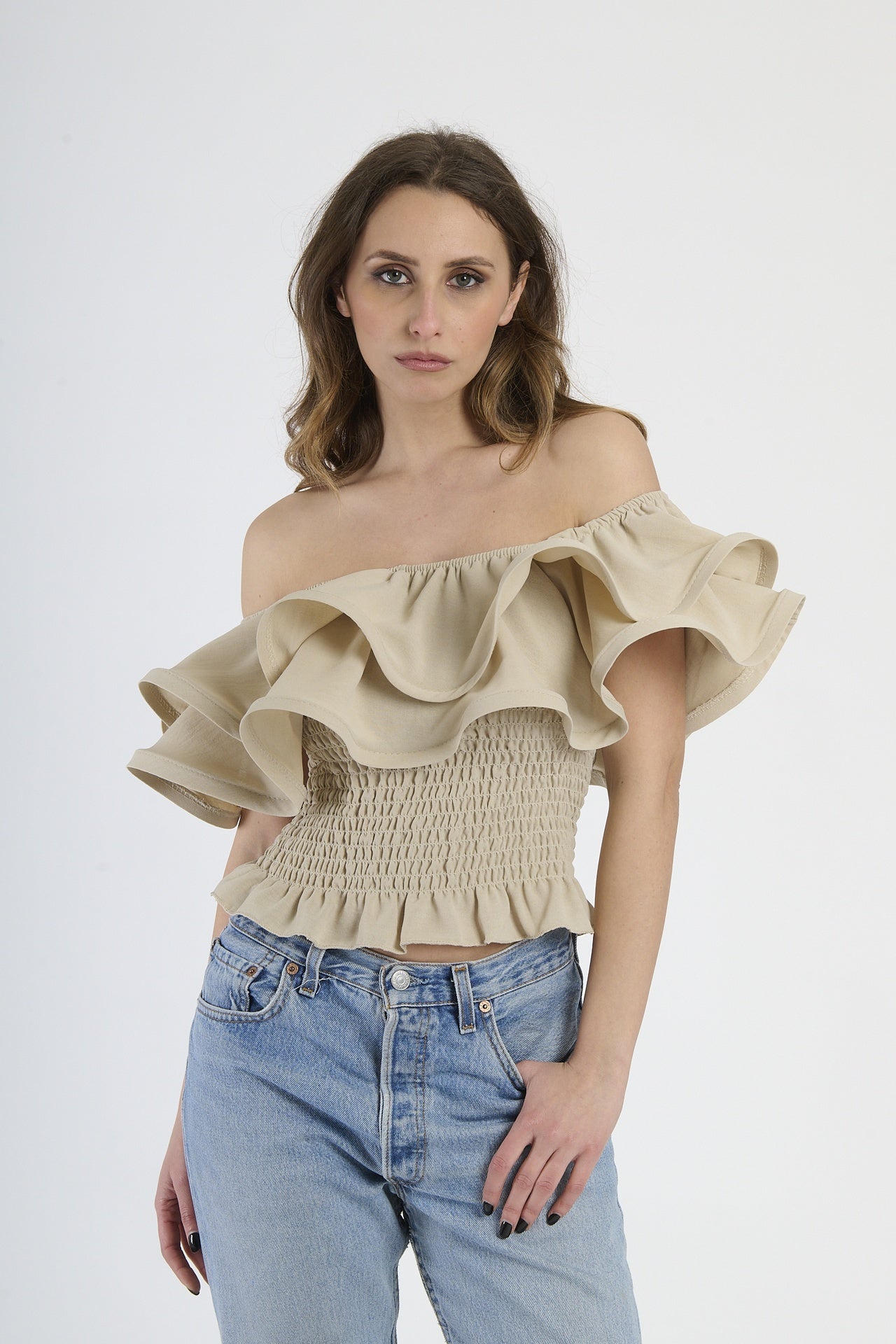 Top beige off - shoulder, design con rouches e vita elastica, ideale per abbinamenti versatili.